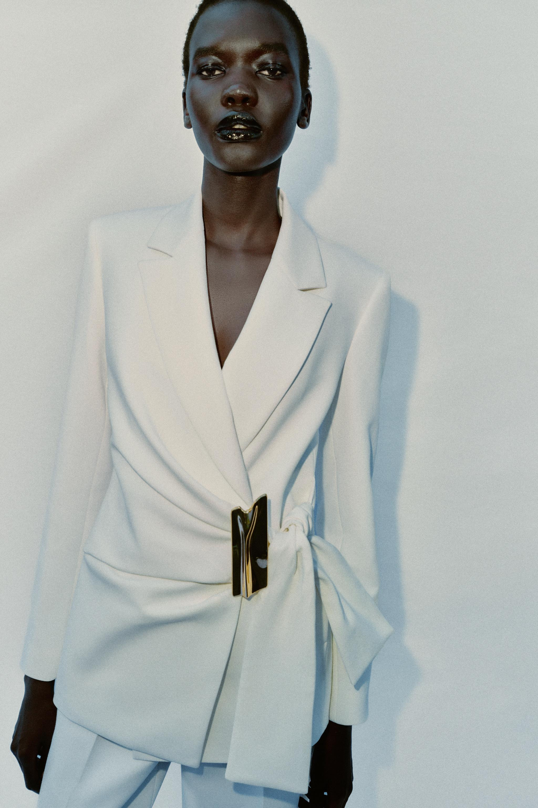 Lapel collar blazer with long sleeves and shoulder pads. Hidden side seam pocket. Back vent. Fron... | Zara US