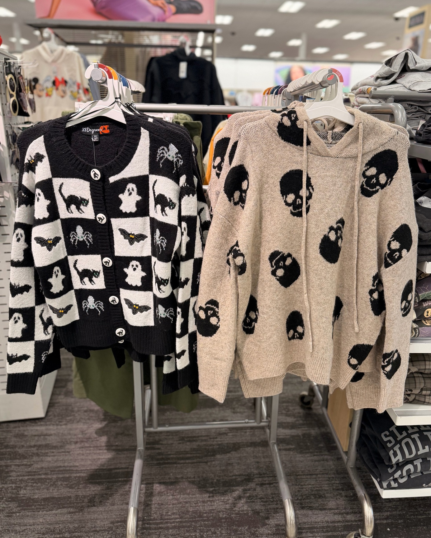 Grab those spooky sweaters 🐈‍⬛🏴‍☠️ and get excited for Halloween!

#LTKootd