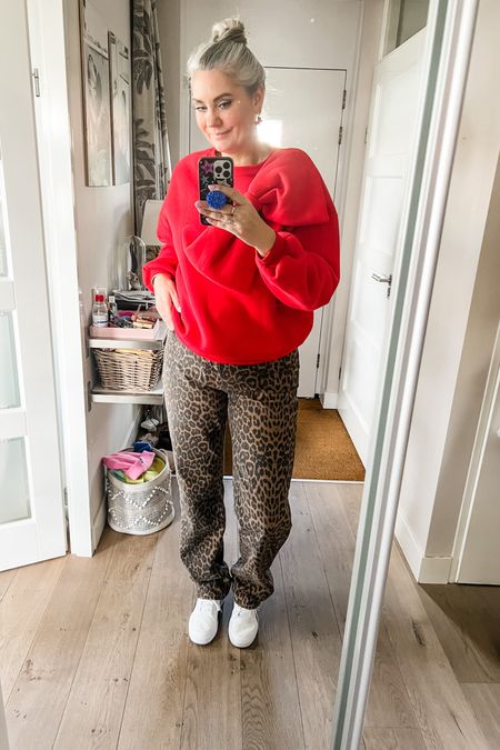 Ootd - Saturday. I was uninspired today so came no further than a sweatshirt and jeans. But I went for a bright red sweatshirt with a gigant bow (o/s Hip voor de Heb) and Leopard jeans (XL/36” Most Wanted). White Puma sneakers. 



#LTKeurope #LTKstyletip #LTKover40