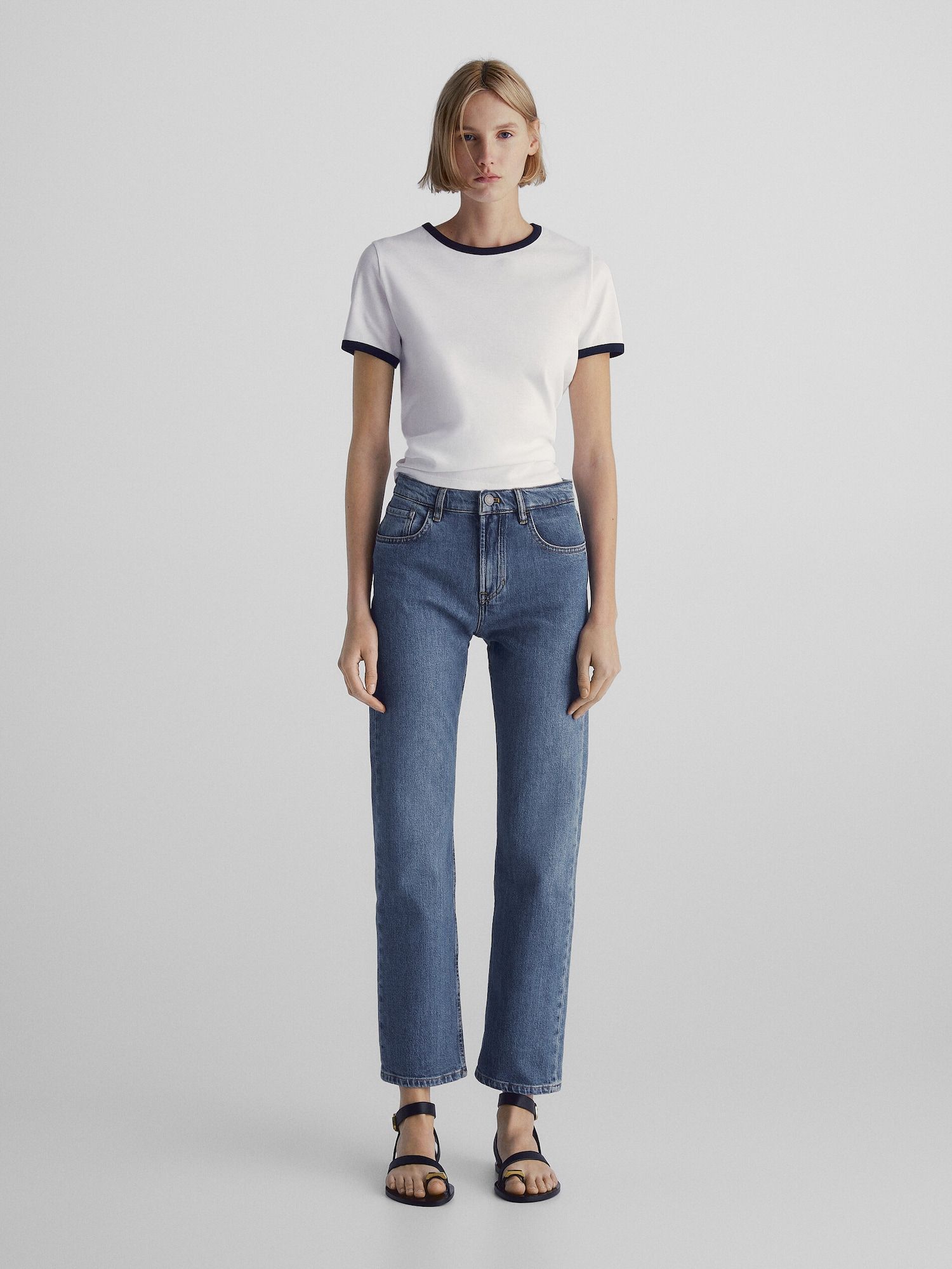 Gerade geschnittene Jeans mit halbhohem Bund | Massimo Dutti DE