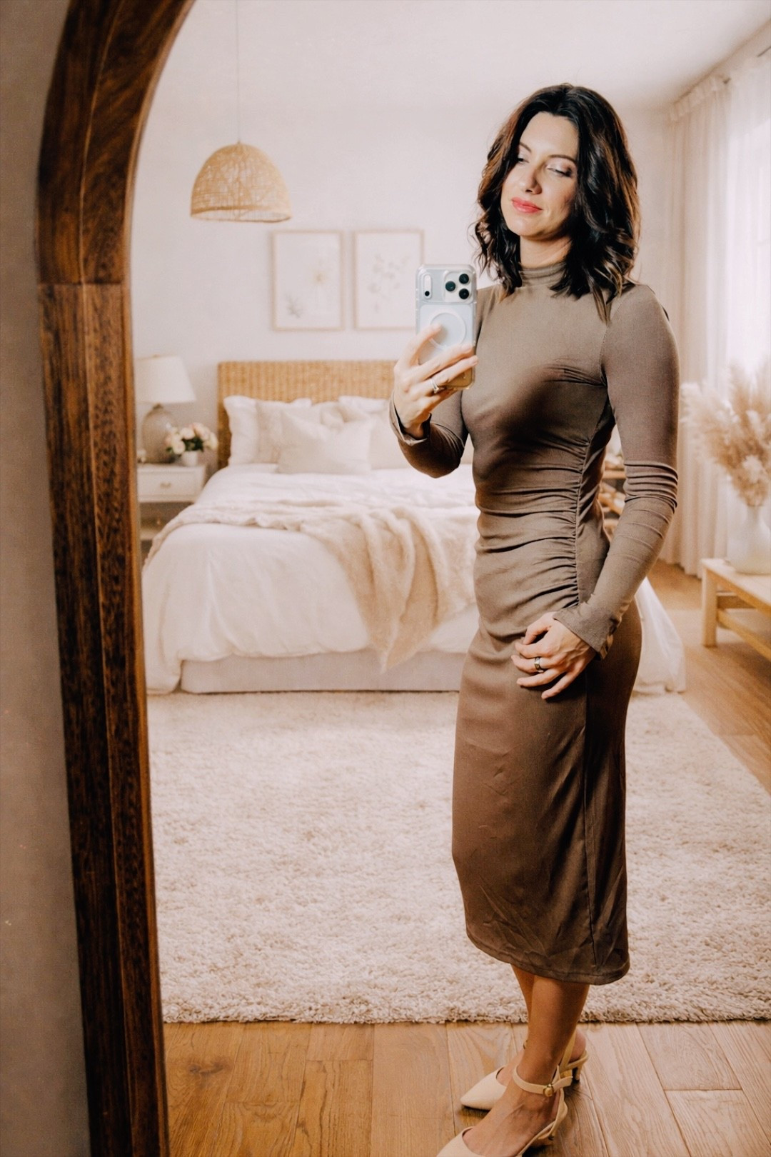 That “throw it on and look expensive” kind of dress 🤎
The fit, the ruching, the length — chef’s kiss.
Perfect for work, church, date night, or events. Linked this exact one + similar neutral staples in my LTK.

#LTKootd #LTKTall #LTKWorkwear