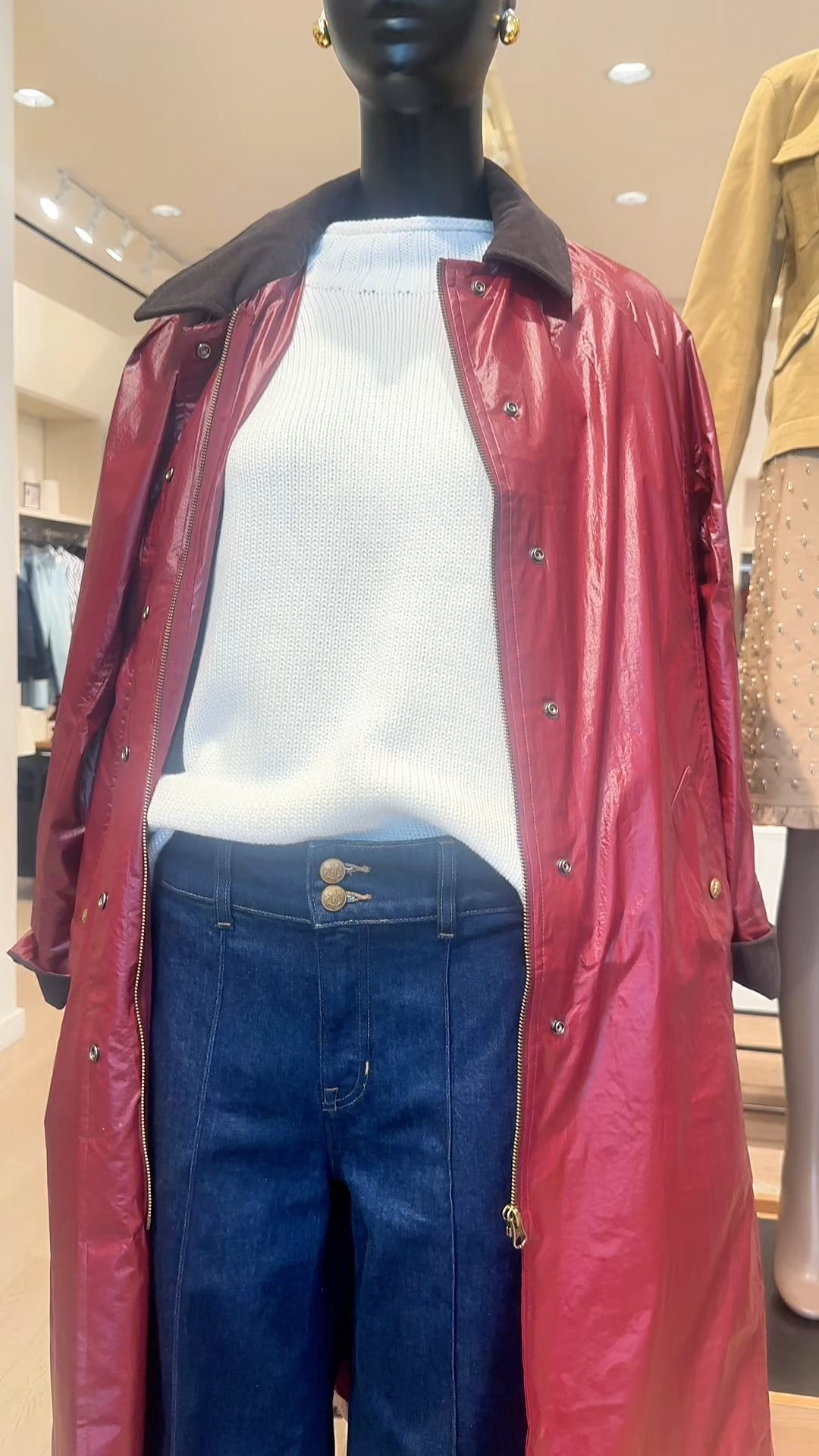 Shiny long barn jacket in burgundy. 