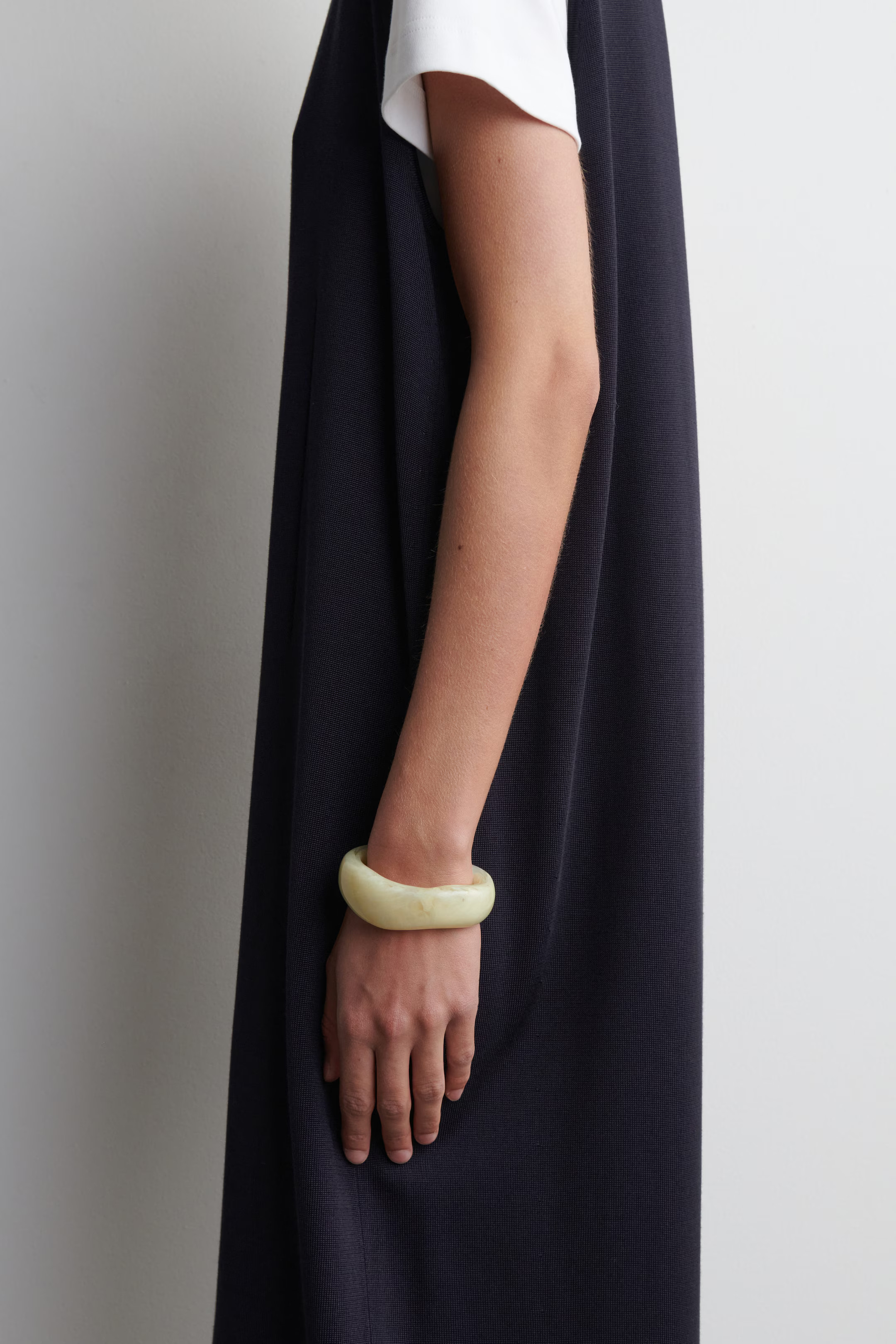 CHUNKY CURVED BANGLE - BUTTERMILK | COS | COS (EU)