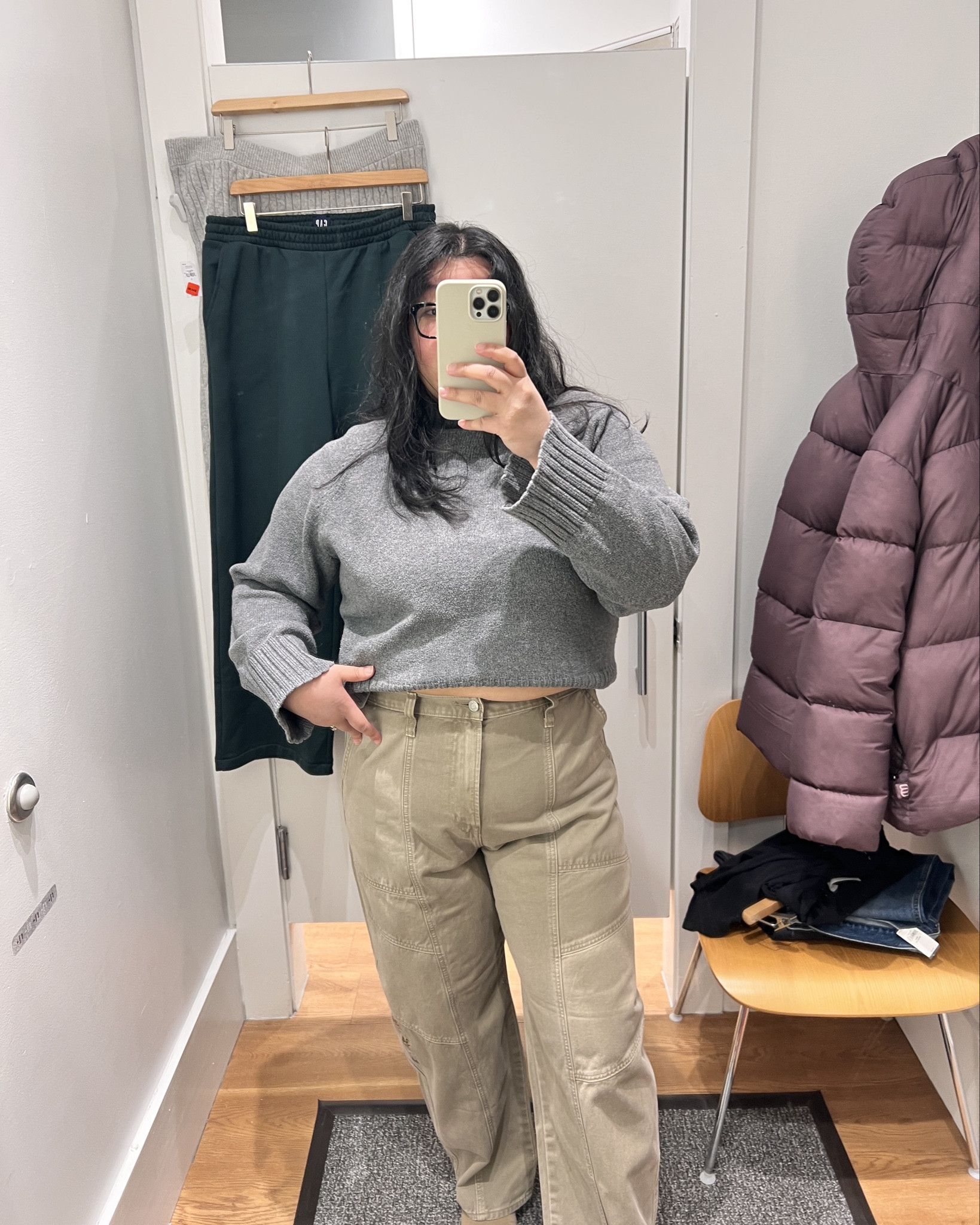 Mini gap shopping haul. I fell in love with these barrel jeans! On sale rn 30% off 

Sizing : waist is not stretchy so I would size up if you wear stretchy pants. 
1st pic wearing size 34 Reg for a snug fit 
2nd pic: wearing size 35 Reg for a baggy relaxed fit

Gap pants, barrel jeans 

#LTKSaleAlert #LTKPlusSize #LTKWatchNow