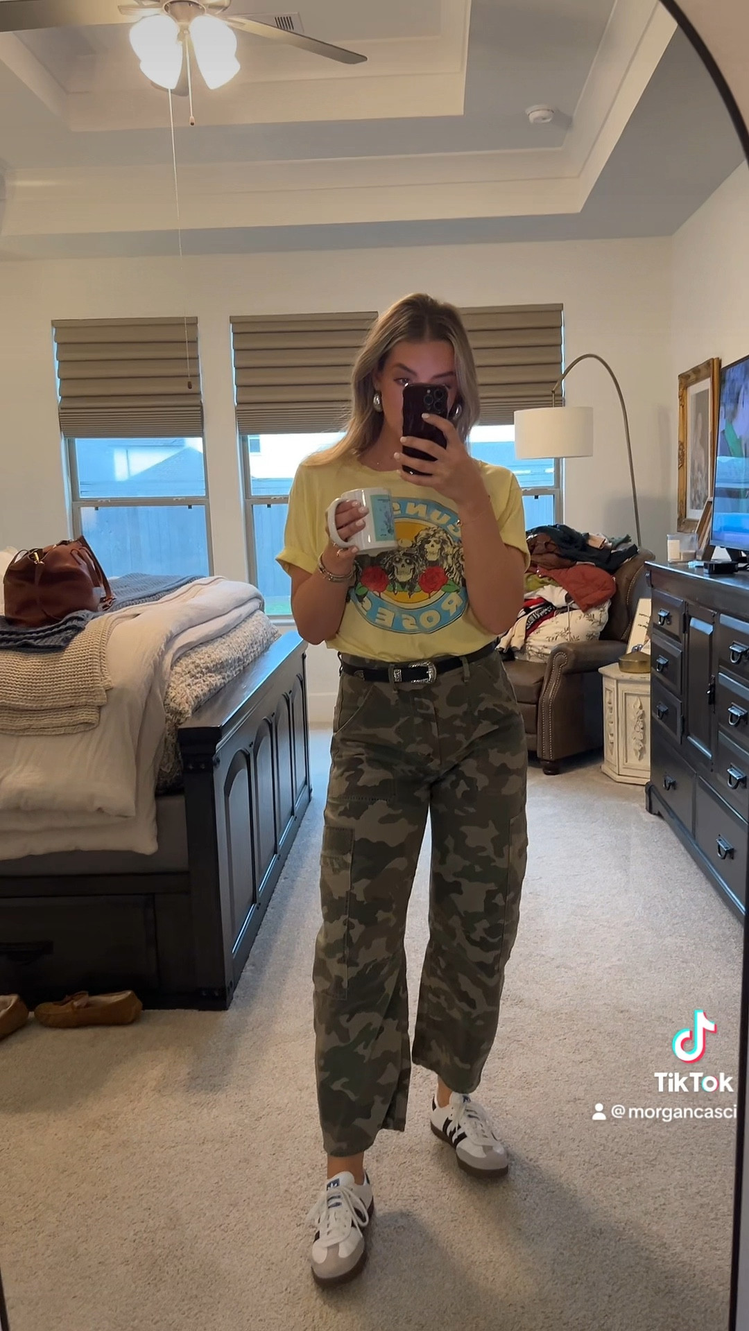 Camo pants outfit 🤎 I sized down in the pants and down 1/2 a size in the sambas. 
