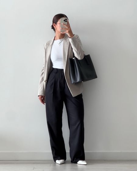 hump day!! 🐪 

details:
blazer - old af from H&M
top - Abercrombie, xs, linked
pants - urban outfitters, m, similar linked
shoes - asos, 8, linked
bag - freja nyc, Linnea tote

#workwear #officeoutfit #smartcasual