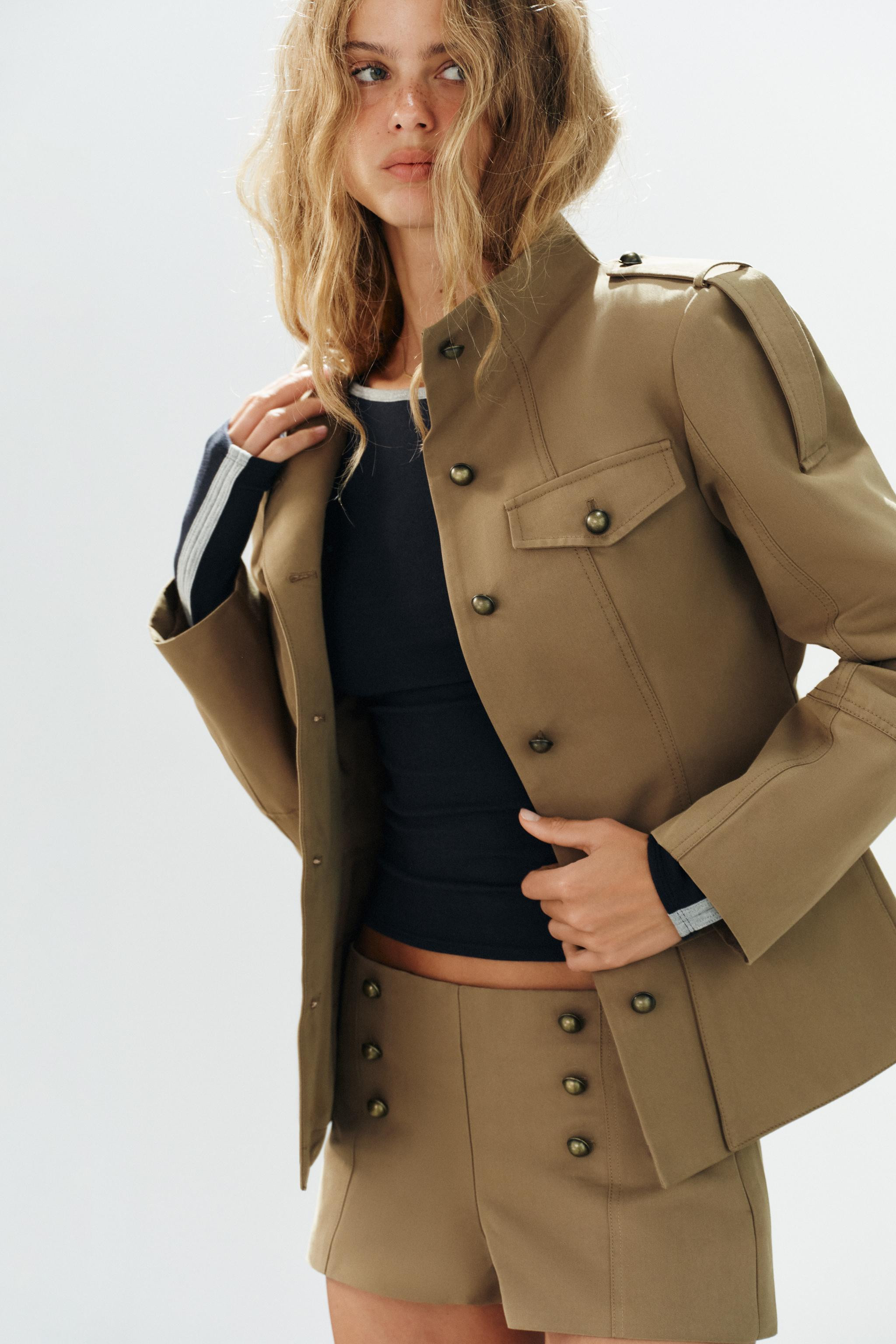 Gr\u00f6\u00dfe des Models: 178 cmJacke mit Stehkragen und langen \u00e4rmeln mit Riegel und Knop... | Zara DE