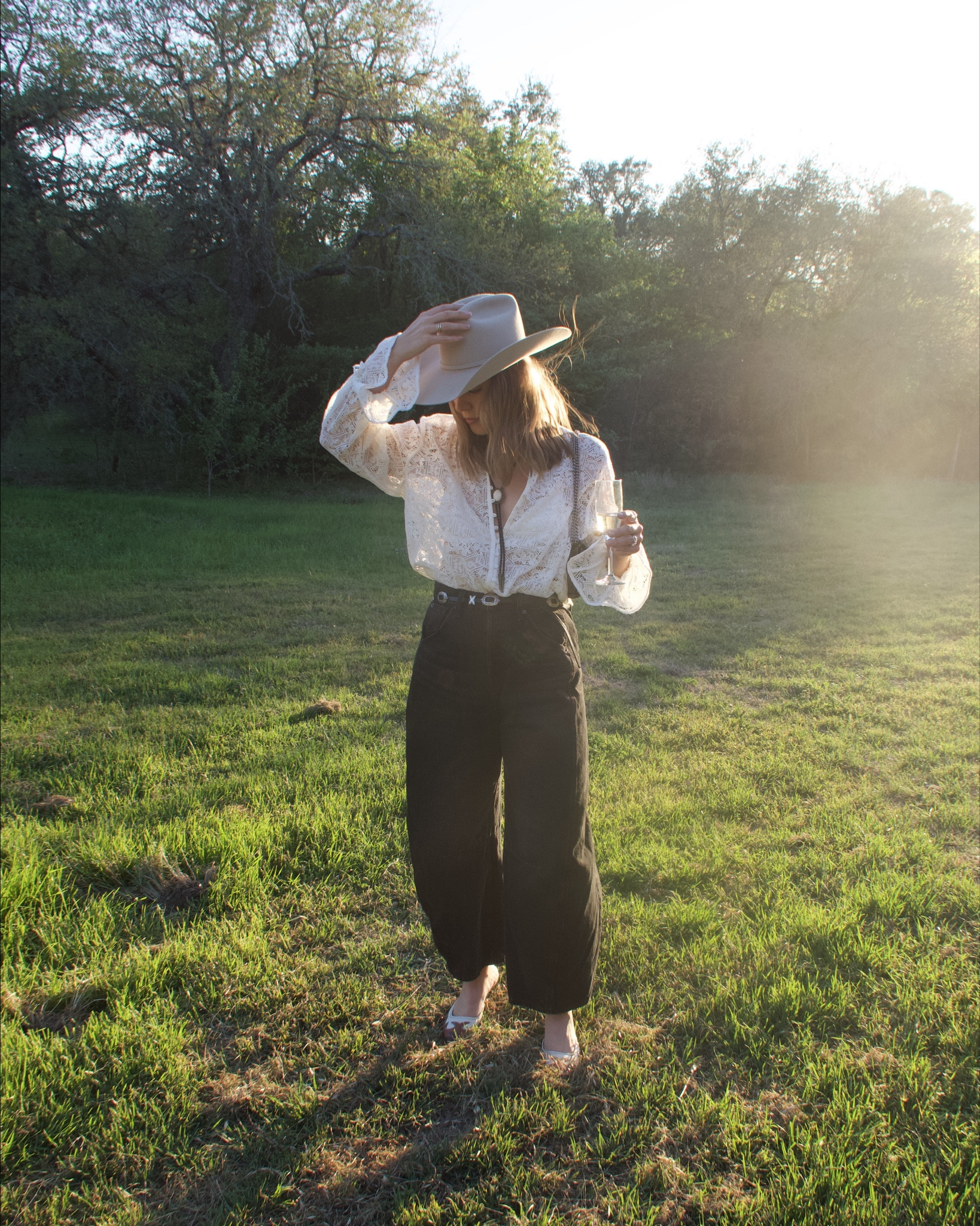 
i’ll take a tx sunset & a glass of bubbly pls 😌🥂🌞 

📌 the OOTN for our first night in round top! I have had this stunning top for so long & finally got a chance to wear it 🤍✨ jeans are a wide barrel style & super affordable, heels are an amazon find!



#ootn #westernchic #roundtoptx 

#LTKFestival #LTKSeasonal #LTKootd