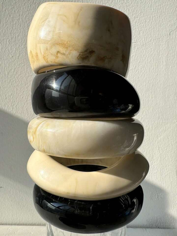 1pc Thick, Wide Beige & Black Asymmetrical Resin Bracelet, Fashionable Stacked Accessory Jewelry For Women, Autumn/Winter | SHEIN