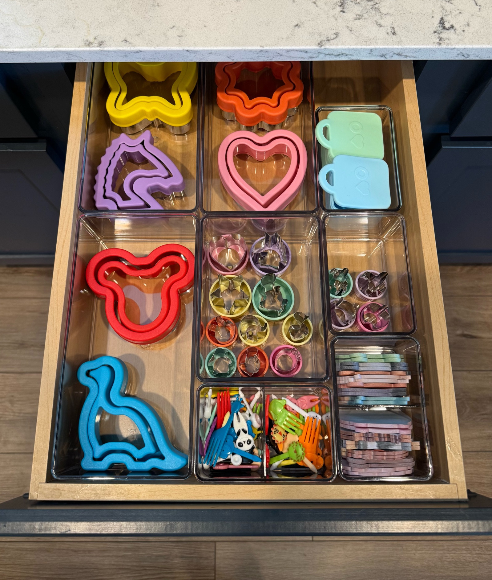 Just organized my kids lunch drawer 😻🧼 #kidslunch #kidslunchaccessories #lunchforkids #organization #organizedkitchen #drawerorganization 