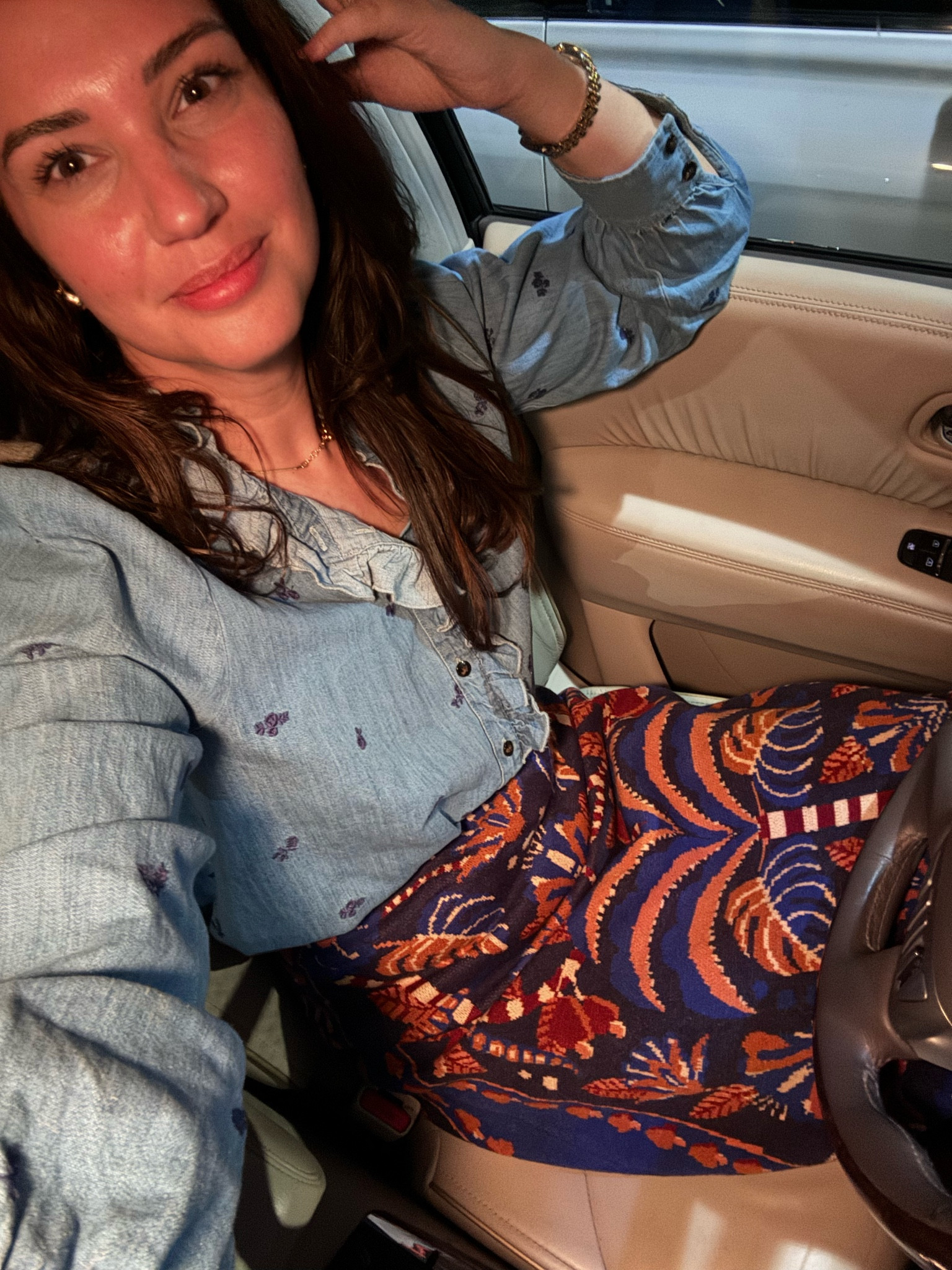 Dinner look 
Button down top 
Knit skirt 