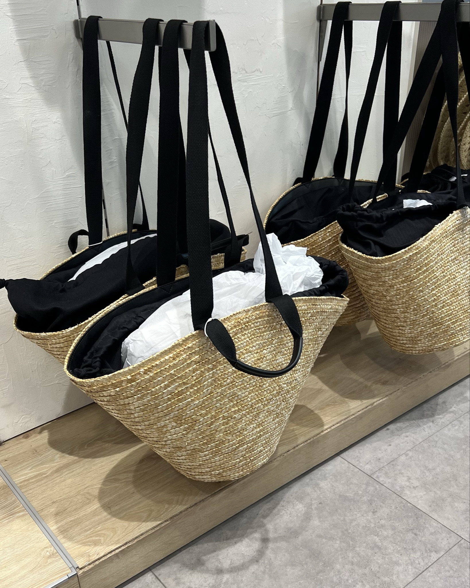 New in straw bags, love that they both have the drawstring fastening too. 

I want them both 😩😍