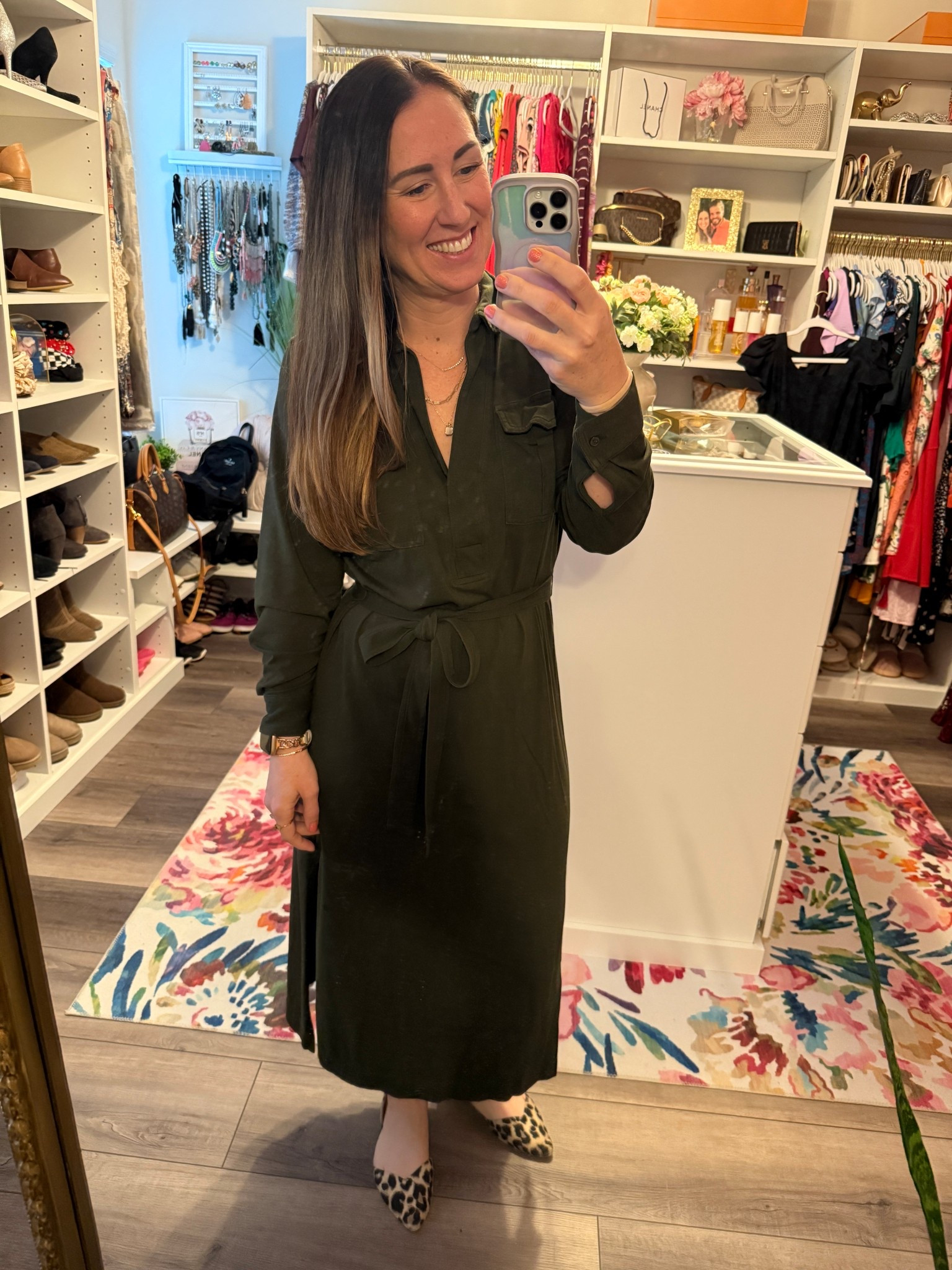 // ✨ Fall Favorites✨//  

This green long sleeve fall dress is perfect for family photos or a business day at work. Super comfortable to wear to a corn maze or pumpkin patch. These leopard print shoes are also super comfortable and flat great for teachers. 

#LTKSeasonal