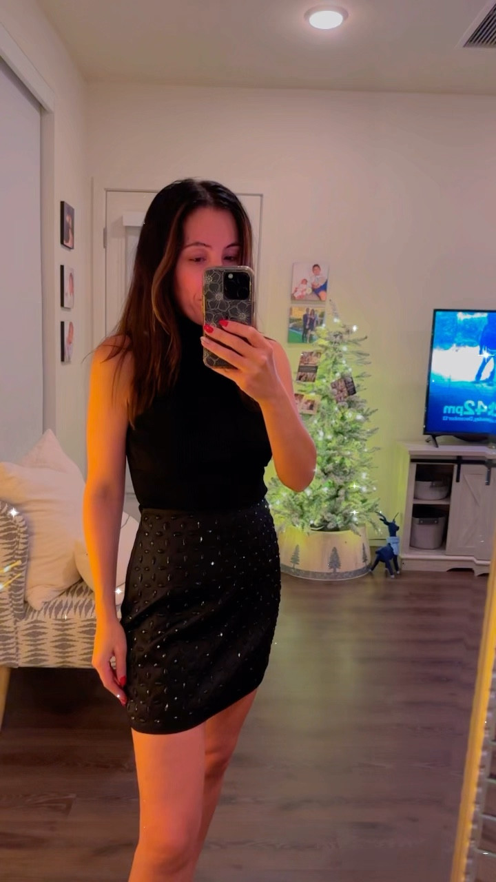 Obsessed with this black outfit 

🤩 

Top xs
Skirt size 2
If in between sizes size up one ☝️ 

#LTKGiftGuide #LTKHoliday #LTKsalealert