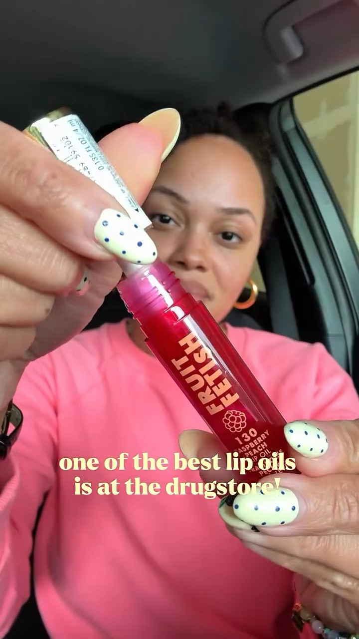 The @milanicosmetics lip oils are TOP TIER 💋

And you can get them at your favorite drugstore too! 🥰 have you tried them??

#JessicasBeautyBlog_ 

#beautyonabudget #milanicosmetics #affordablemakeup #drugstoremakeup