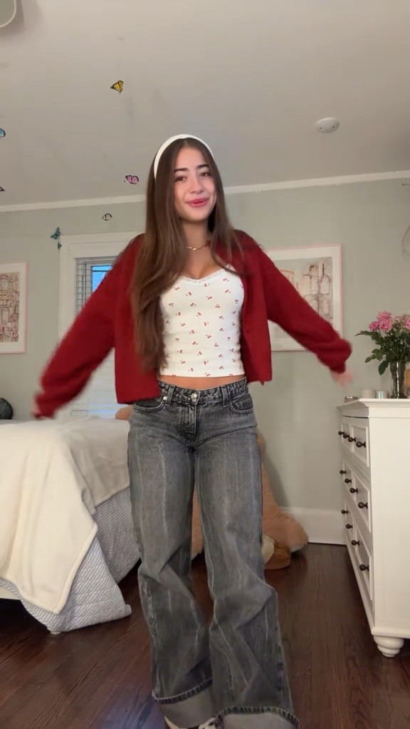 i love adventure time🤗 mentally im princess bubblegum
cardigan: xs (from white fox)