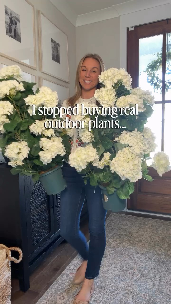 ✨For all my fellow black thumbs type FLOWERS 👇🏻 and I’ll send you the 🔗s to all my favs! 

I stopped buying real outdoor plants a few years ago and it has been a game changer. I don’t have a green thumb and I was always throwing plants away within a few weeks. Now I have a collection, I use through different seasons and I just put them in storage when I’m not using. 

If you want a high-end designer porch look without the up-keep this will be a game changer! 

As an #amazonpartner I may earn a commission when shopping through my links 

#outdoorliving #frontporchdecor #fauxflowers #amazonhomefinds