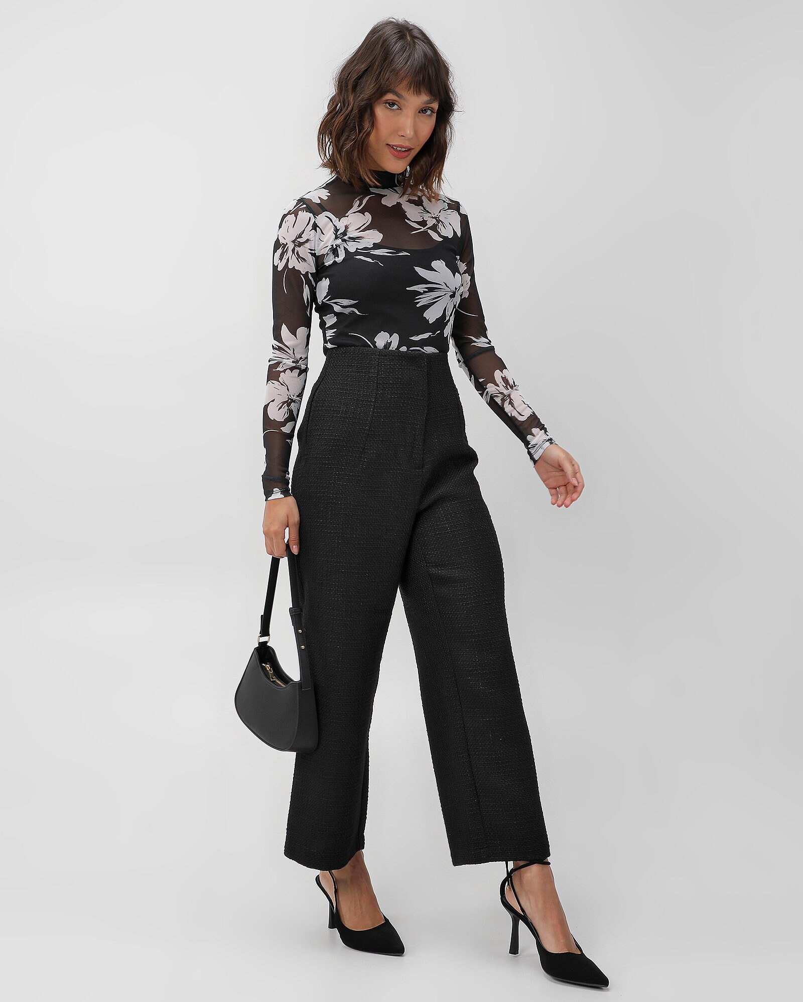 Calça feminina reta texturizada com fecho preta | AK by Riachuelo | Riachuelo (BR)