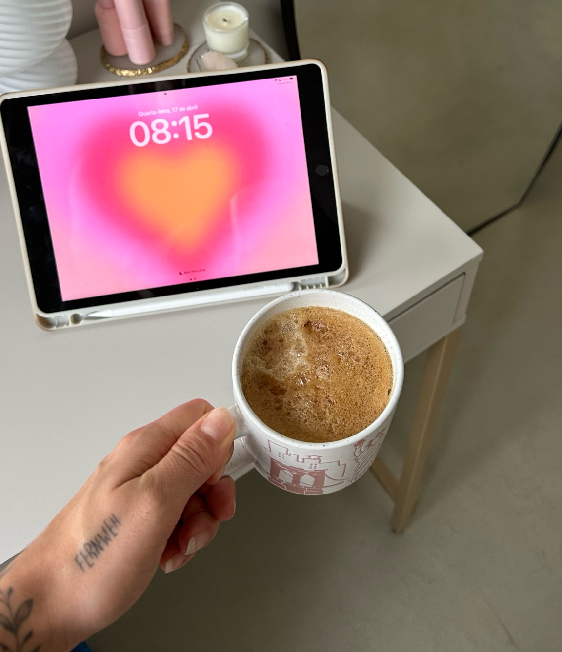 Girly things ✨

Para trabalhar, um café e meu iPad 