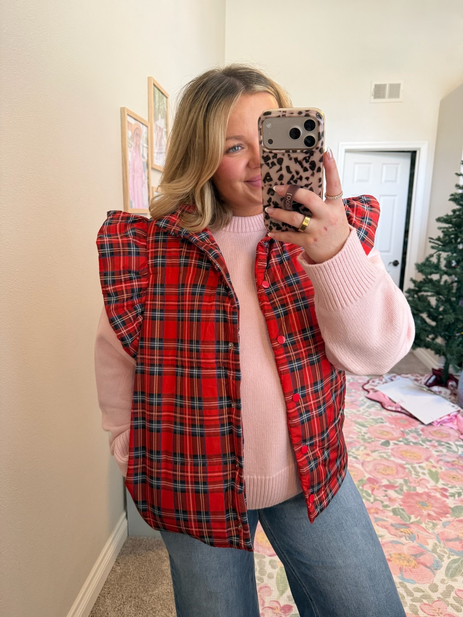 ♥️Cute little holiday vest with the puff shoulder detail!   Great to through on over your OOTD for a little Christmas flair!  🎄♥️


#LTKHoliday #LTKSeasonal #LTKMidsize