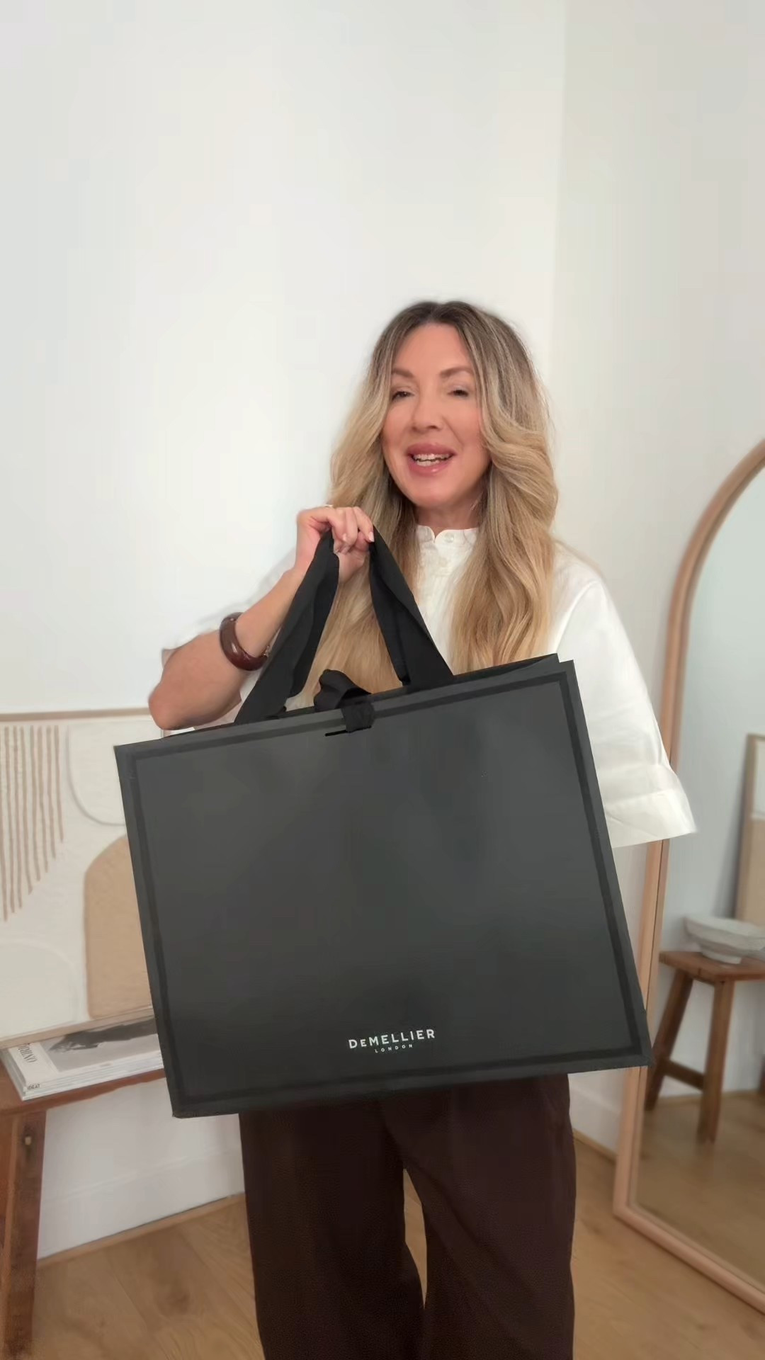 🖤 Le détail qui change tout : un sac Demellier.
Lignes pures, cuir luxueux et allure effortless… l’accessoire qui élève instantanément n’importe quelle silhouette. ✨

#Demellier #FashionStaple #LTKStyle #ElevatedBasics #ModeÉlégante

#LTKover50style #LTKfrance #LTKFashionMonth