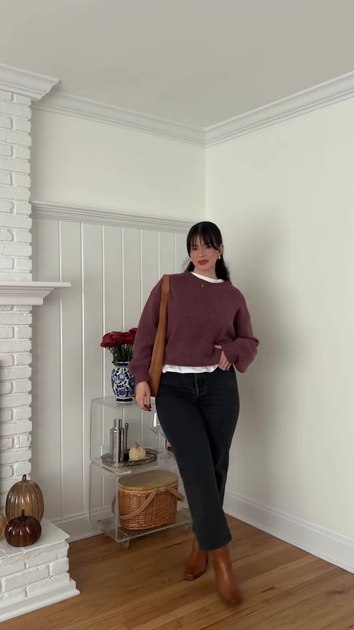 cozy sweater + white tee combo 🤎🧸

Bag is the Vegan Suede Slouchy tote bag from GAP