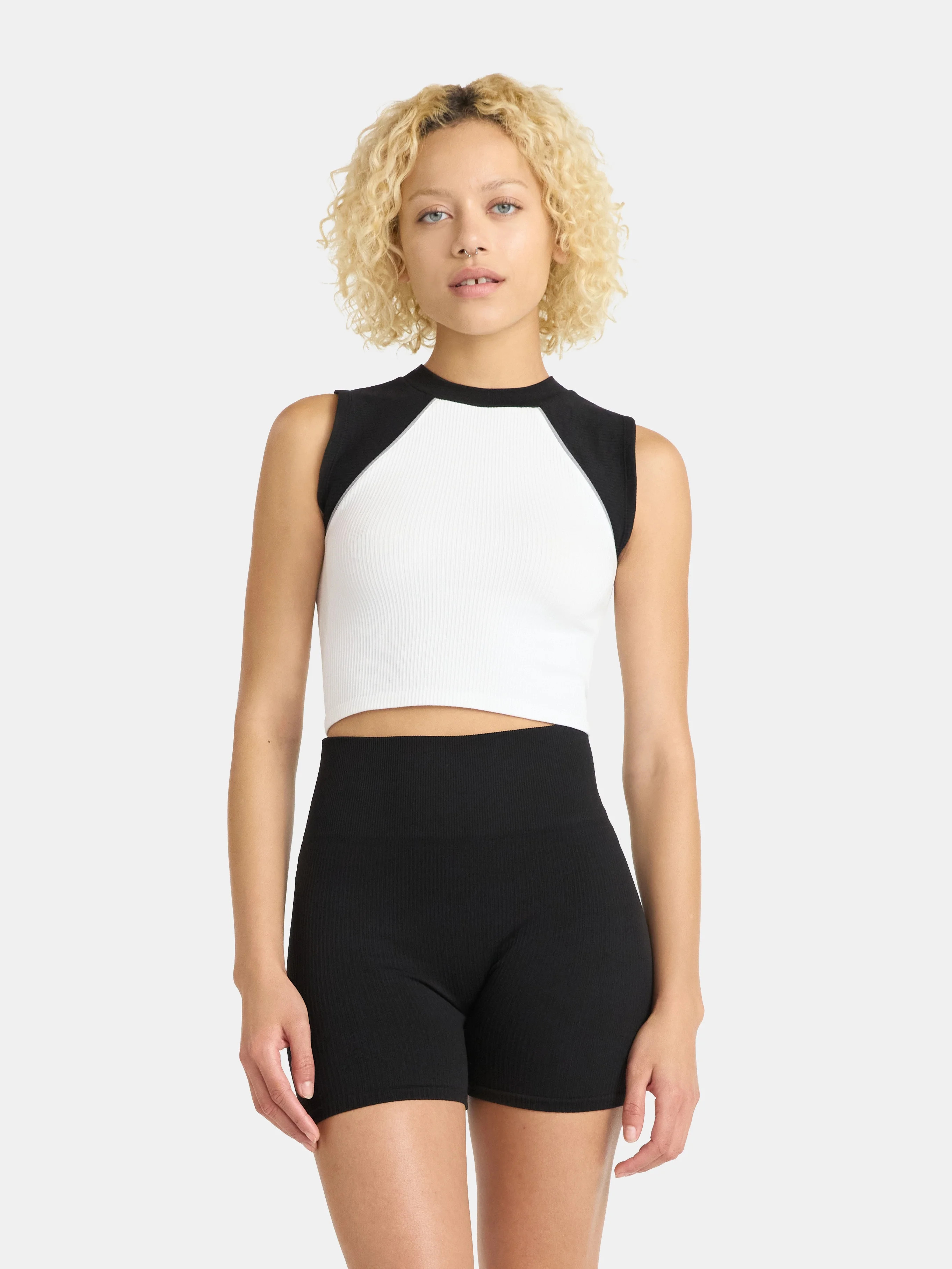 No Boundaries Raglan Seamless Cropped Muscle Tee and Biker Shorts Set, 2-Piece, Women's | Walmart (US)
