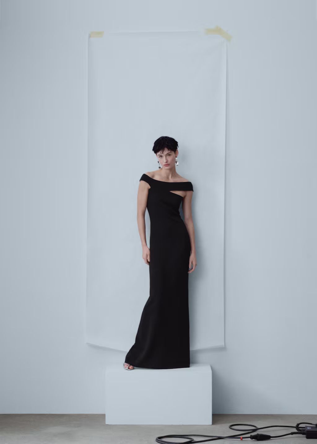 Kleid mit asymmetrischem ausschnitt -  Damen | Mango Deutschland | MANGO (DE)