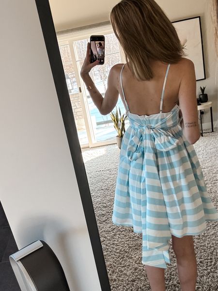 Love the back detail on this dress from red dress boutique! It’s perfect for spring and summer events and even baby showers and gender reveals! 