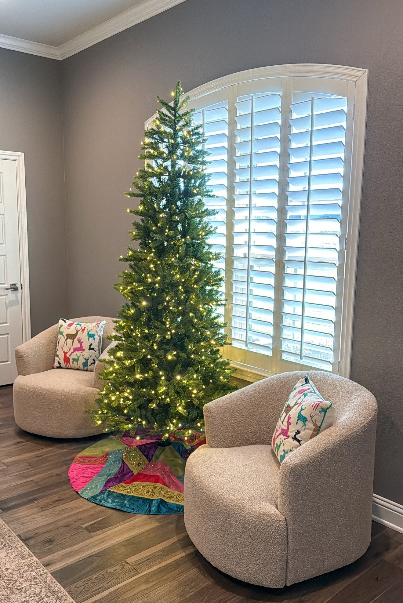 You know what time it is 🎄🎅🏼 and I’m so excited to decorate my new @kingofchristmas King Fraser Fir Slim Tree! #kingofchristmas #ad #gifted 