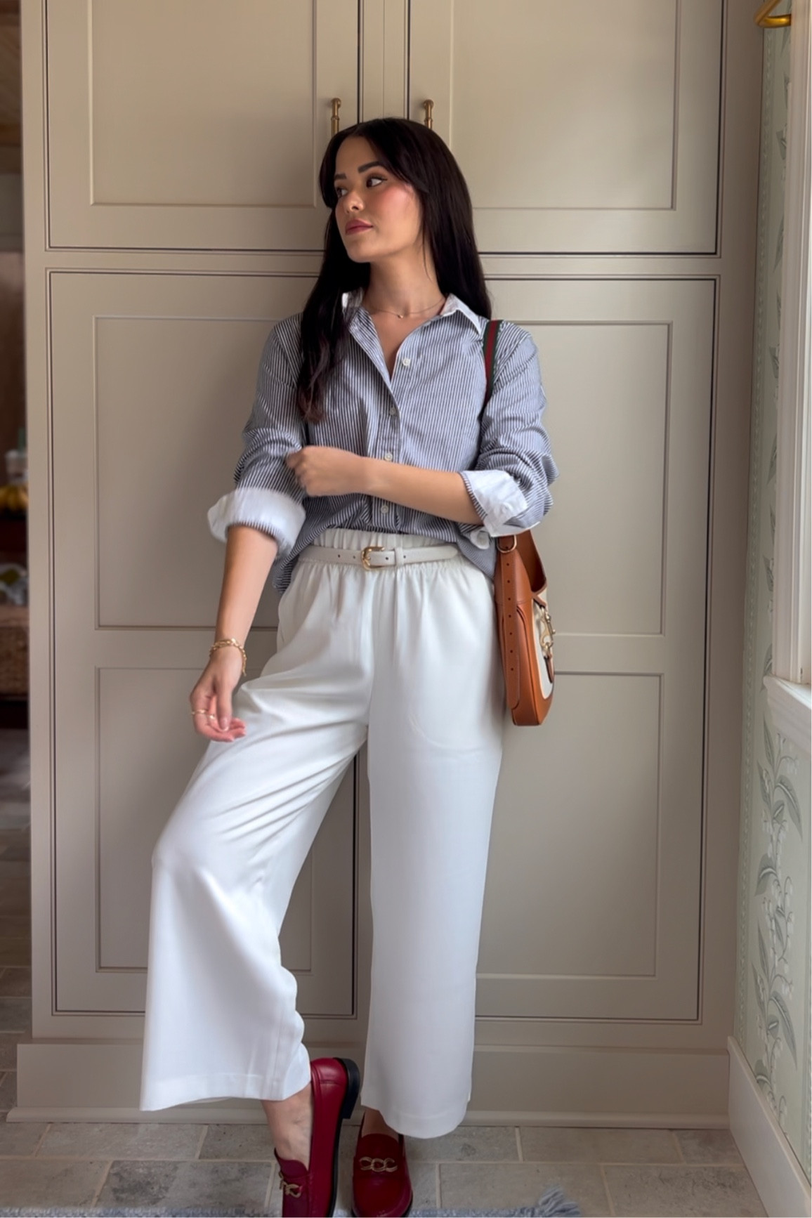 Business casual office look for fall or summer / white pants / jcrew factory button up 