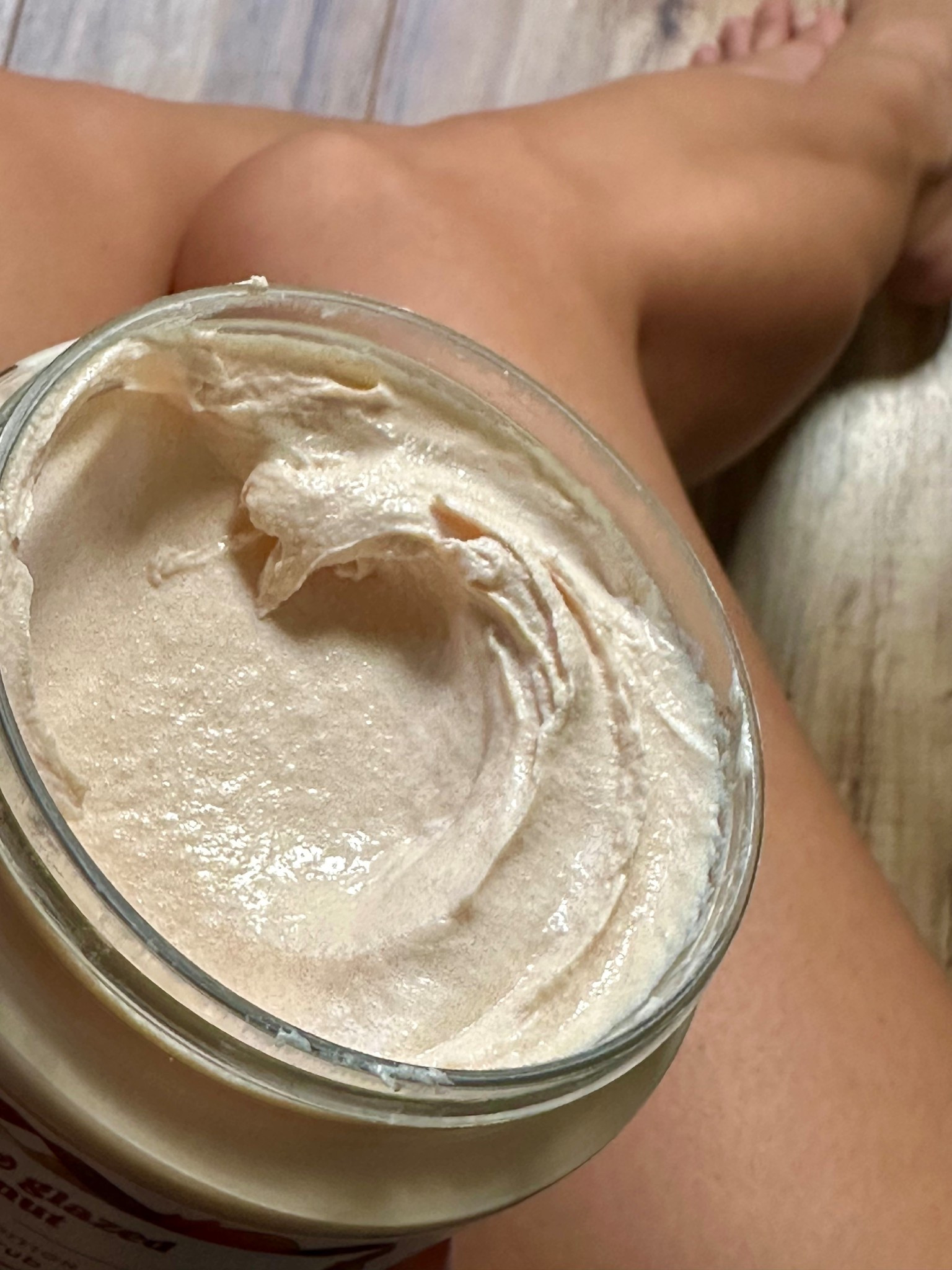 If you love body scrubs that smell like dessert, you need this one 🍩
The Dove Maple Glazed Donut Body Scrub gently exfoliates, smooths, and hydrates — leaving skin silky and glowing. The scent is warm, sweet, and perfect for fall!