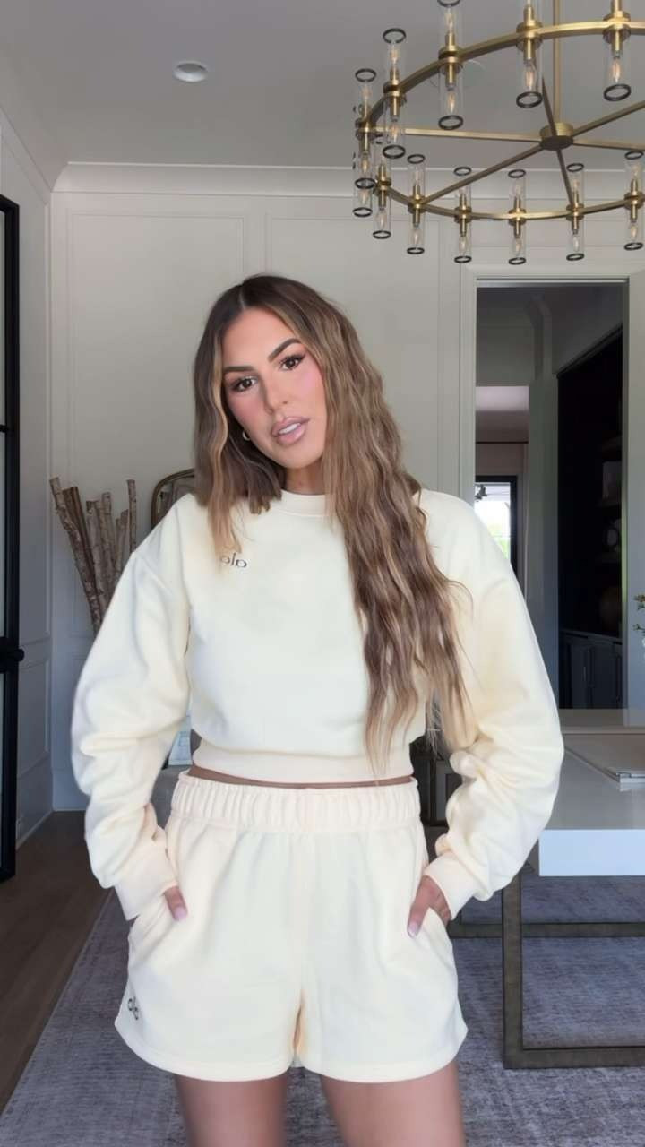 wearing a small in both 💛