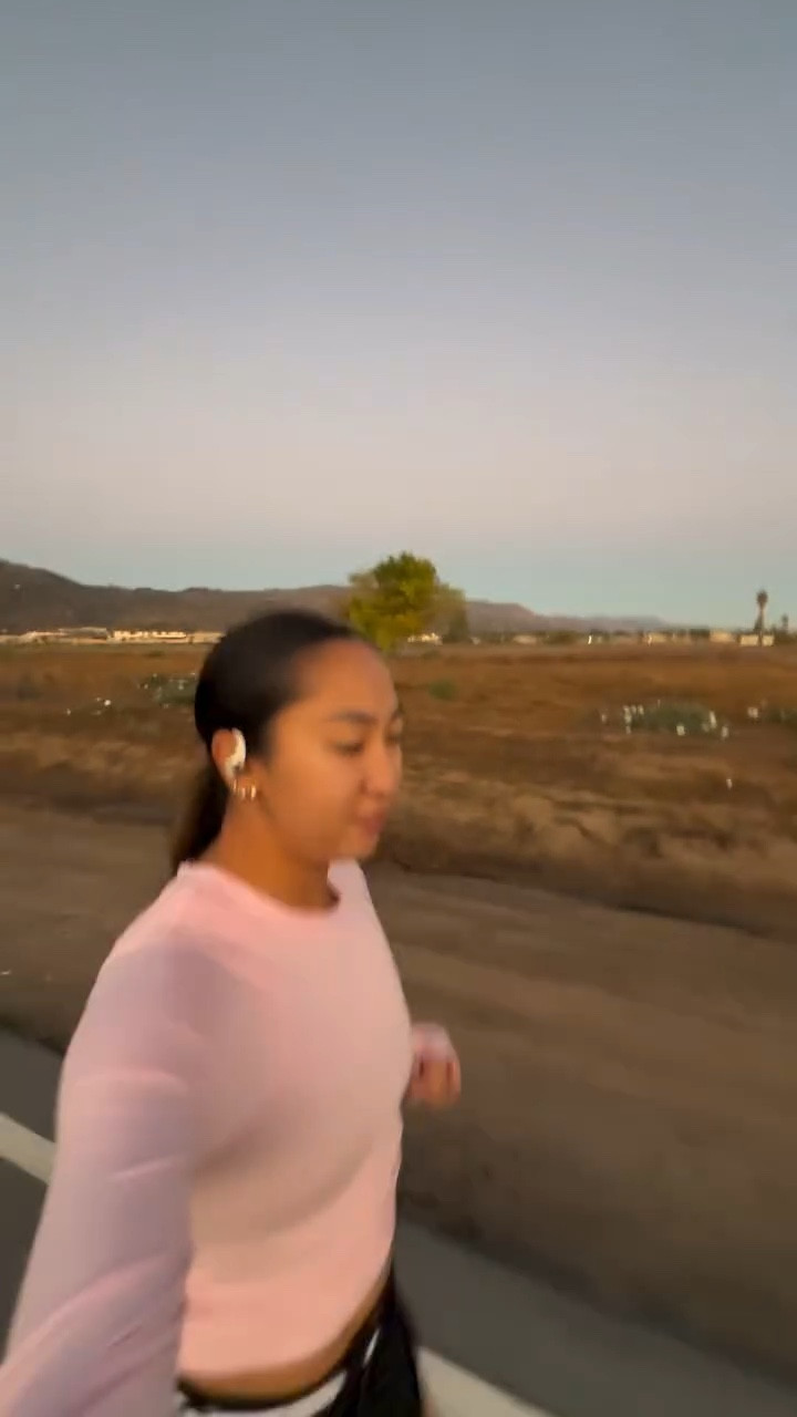 Goal for race day tomorrow is to just finish 😅 
SURF CITY DISCOUNT CODE: JASMINE10
#running #runningtraining #runtraining #progressiverun