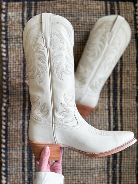 I love my black Tecova cowboy boots so I had to grab the same pair in white. I’m obsessed! The white is gorgeous & I love the color contrast with the sole + heel. Worth every penny; these are a closet staple. 

Boots 
Country Concert Outfit 
Tecovas 
Country Boots 
White Boots 

#boots #tecovas 


#LTKShoeCrush #LTKStyleTip #LTKGiftGuide