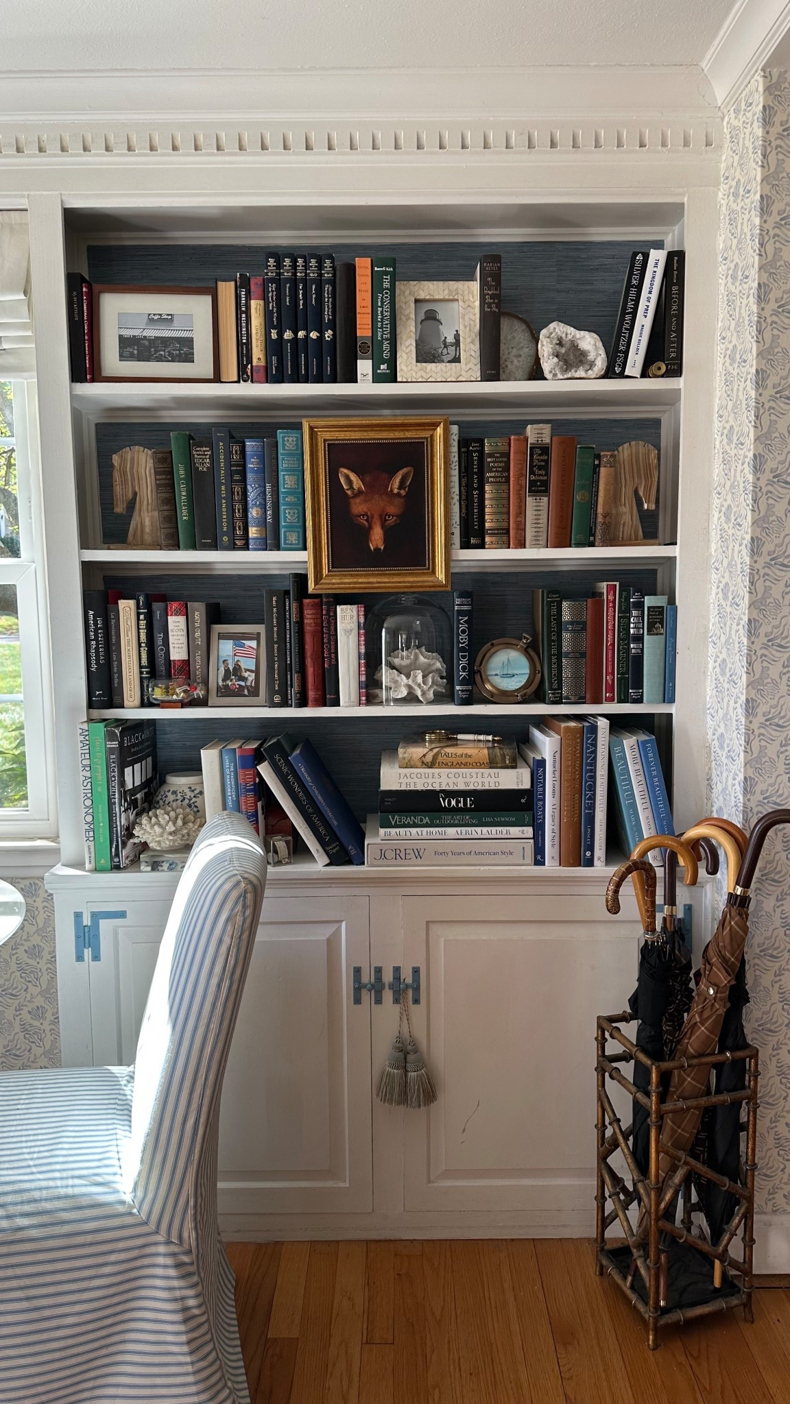 Then there were fall bookcases with lots of books, a fox painting hanging over a shelf, and  vintage onyx horse head bookends.

#LTKOver40 #LTKHome #LTKFindsUnder100