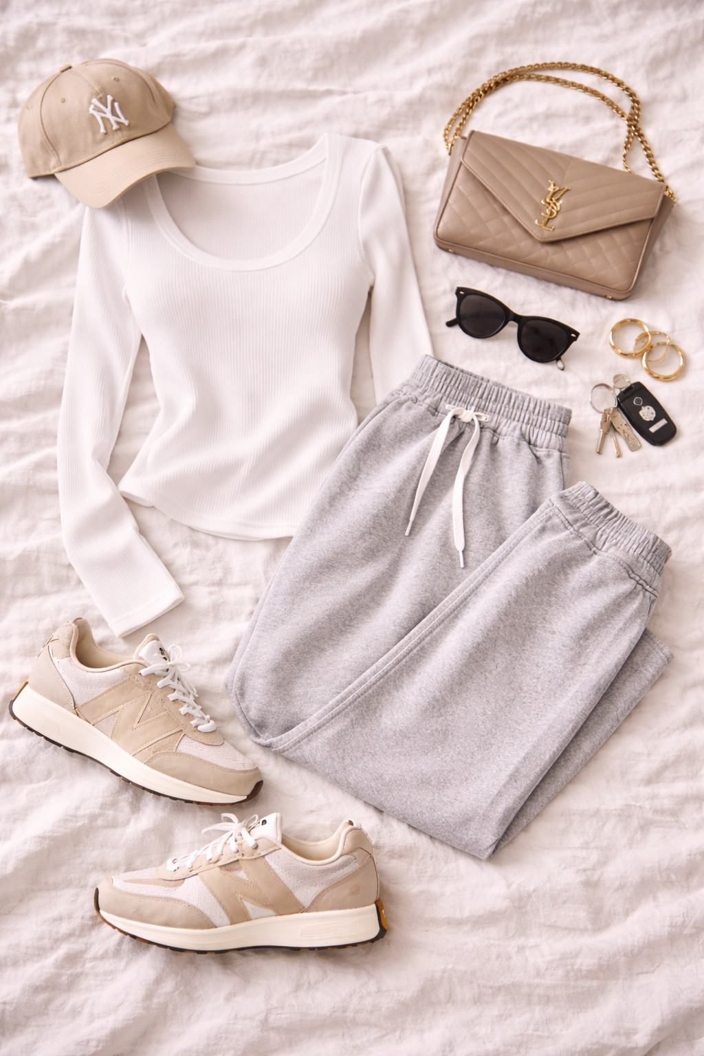 Casual mom vibes 🖤🤍

#LTKootd #LTKmomlife #LTKgrwm