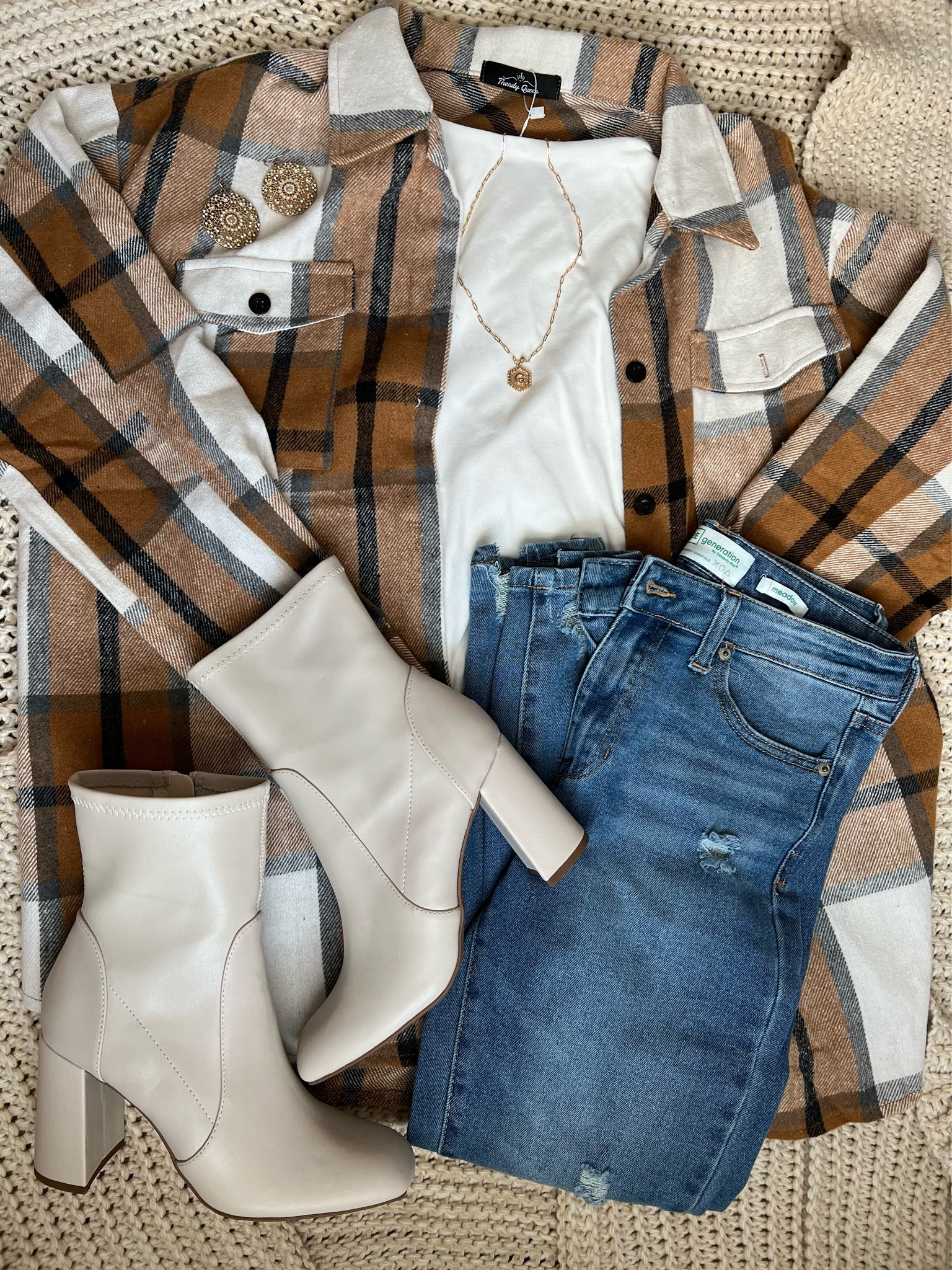 Fall is creeping up on us so time to start getting outfits together 🍂



#LTKSeasonal #LTKunder50 #LTKstyletip