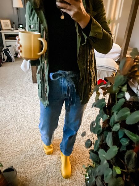 Who says you can’t wear your gardening boots for an early morning Target run to get the last little stocking stuffers and such?
No one. No one says that.
Plus, they are fun, rainproof, and add a sunshiney pop on a grey day.
☀️☀️☀️☀️

(Jeans are super old and I can’t find a dupe, but any old crops would do 😉)

#LTKshoecrush #LTKover40 #LTKSeasonal