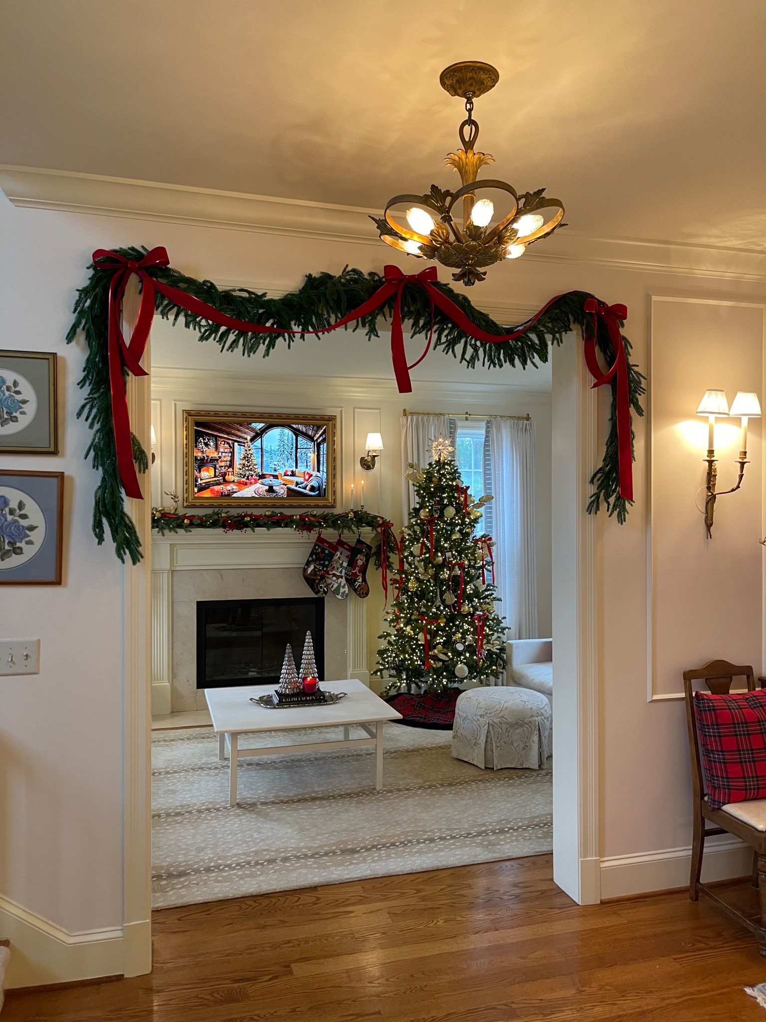 Loving this garland & how festive it makes our entryway! 🎄🎀

#LTKHoliday