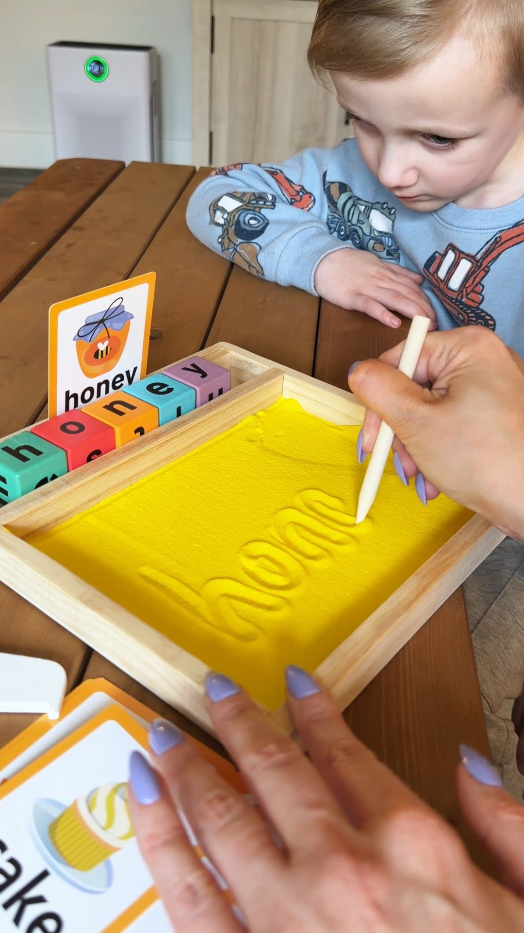 A sensory way for kids to practice writing and letter recognition. It feels like play but they’re actually learning.

#montessorilearning #kidslearning #learningtoys