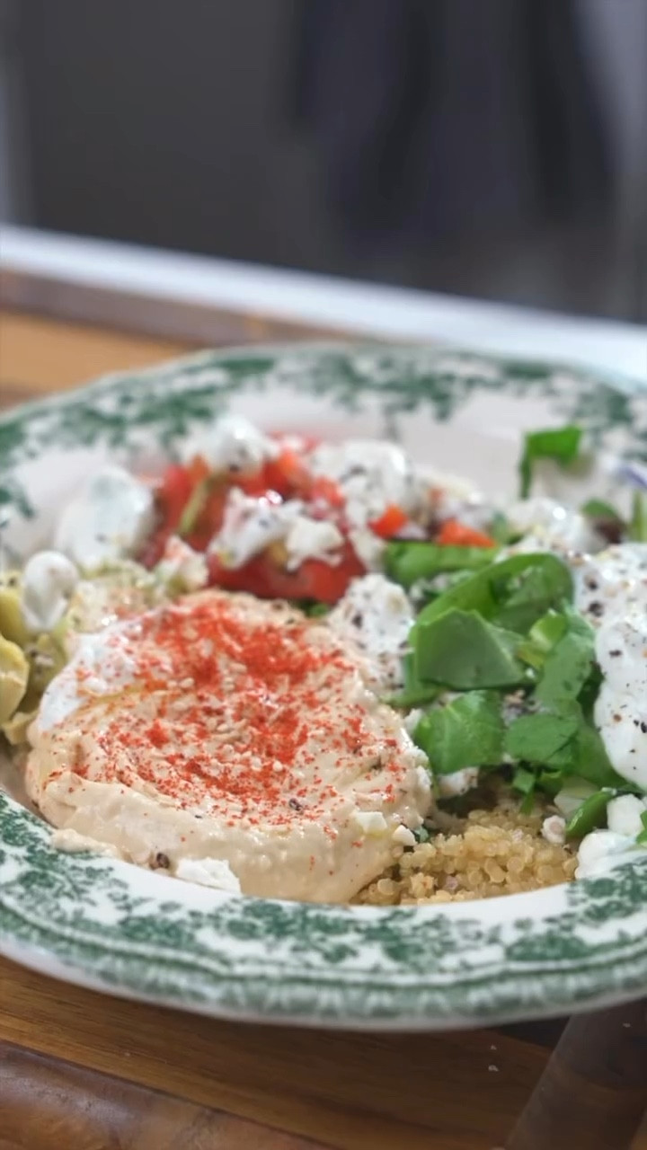 Looking for a quick and healthy meal to make all summer long? Head to @target and get these simple ingredients to make this delicious hummus bowls!! The @swansonbroths vegetable broth is delish and can be used in so many different ways. My fave way is to cook my Quinoa in it! You can make soups, rice, pasta, sauces, veggies.. endless ways to flavor your meals with so much depth. Head to my story for more details in my stories! 🥰#SwansonPartner #ad @Target  #Target #TargetPartner #swansonpartner, #easyrecipe, #summerrecipes