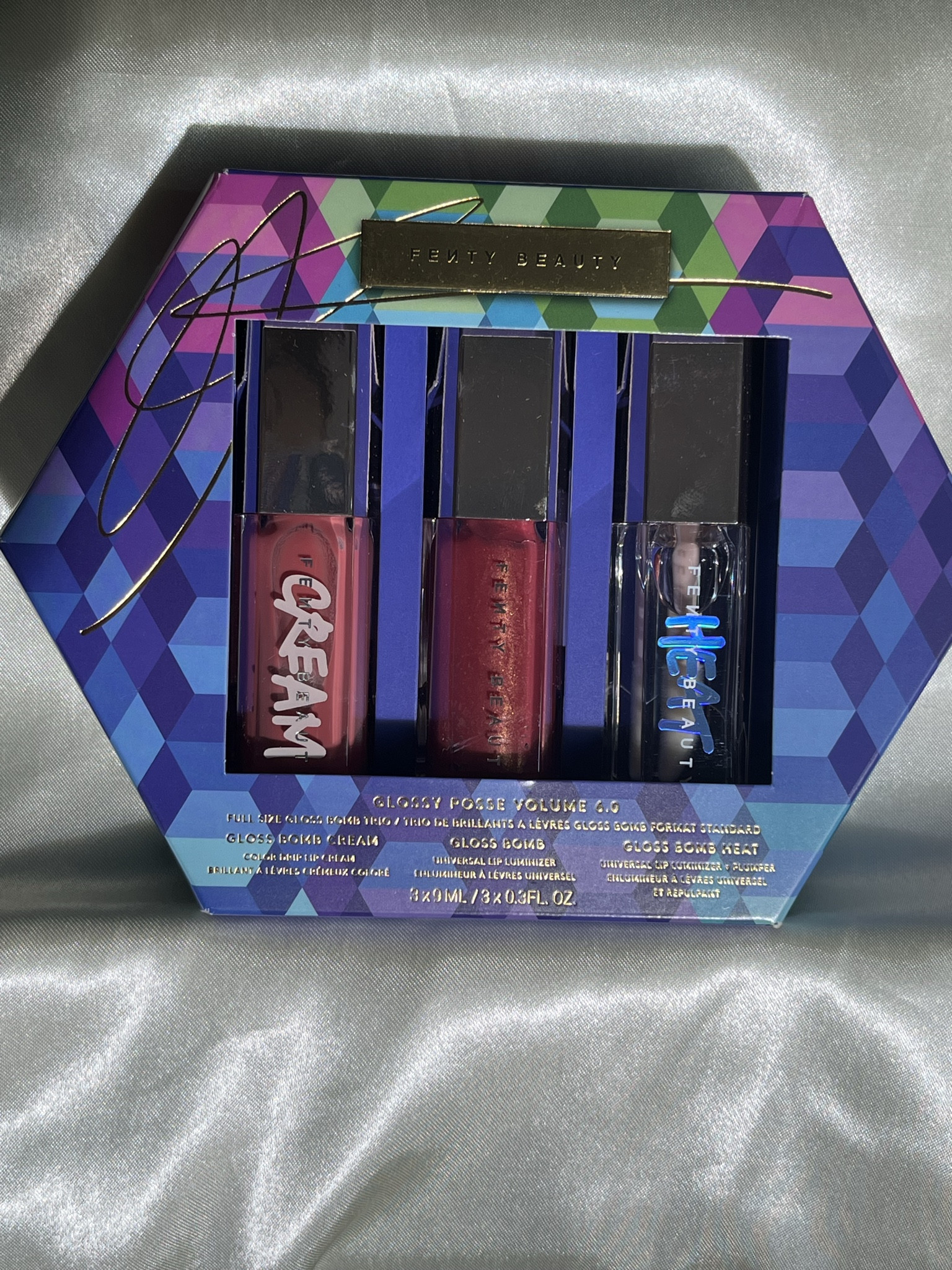 O kit Fenty Gloss Posse Volume 6.0 é uma verdadeira celebração dos lábios luxuosos. Este conjunto apresenta três tons deslumbrantes de gloss labial da Fenty Beauty:

1. **Glass Slipper**: Um tom cristalino que proporciona um brilho translúcido, perfeito para um toque sutil e elegante.

2. **$weet Mouth**: Um nude brilhante que acrescenta sofisticação ao seu visual diário, ideal para qualquer ocasião.

3. **Hot Chocolit**: Um marrom rico e sedutor que complementa uma variedade de tons de pele, adicionando uma dose de ousadia ao seu sorriso.

Esses glosses são conhecidos pela fórmula não pegajosa, proporcionando um brilho irresistível e um efeito volumoso aos lábios. Em uma única aplicação, você experimentará lábios visivelmente mais cheios e hidratados. Seja para uma aparência casual ou uma noite glamorosa, o Gloss Posse Volume 6.0 é a escolha perfeita para elevar o seu jogo de beleza. ✨💋 #FentyBeauty #GlossPosse #LábiosLuxuosos

#LTKHoliday #LTKbrasil #LTKGiftGuide