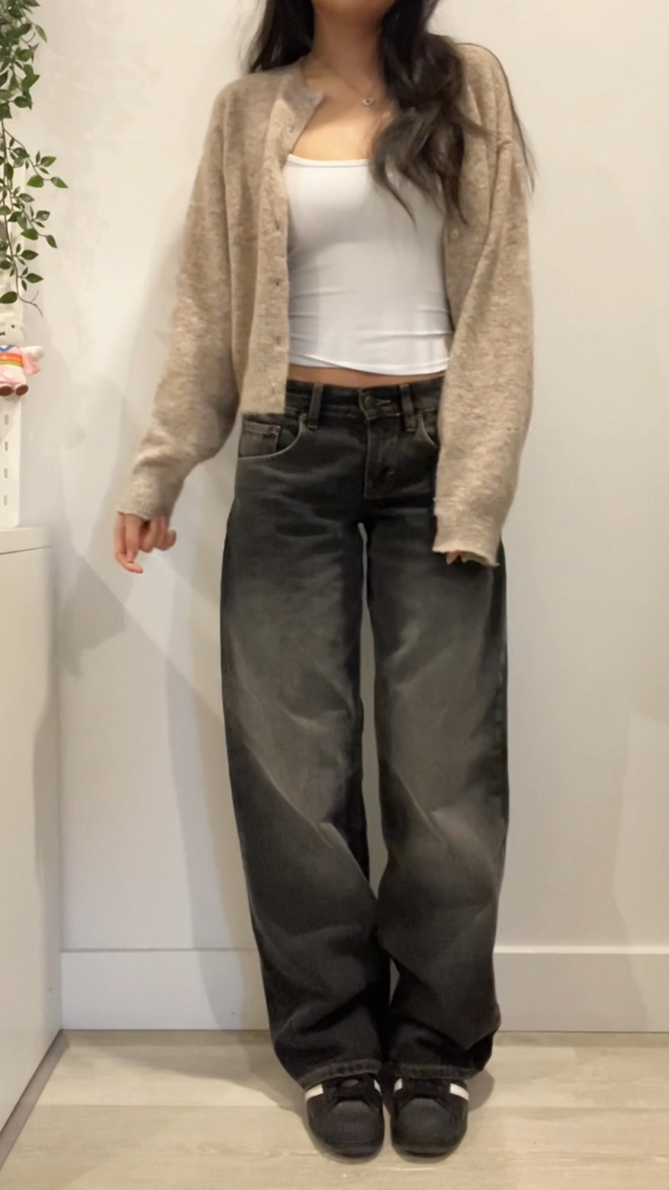 cardigan from white fox: warm whispers knit cardigan taupe (S/M)
jeans from motel rocks: low rise parallel in grey used bleach (W24 L32)
tank top: tank air 