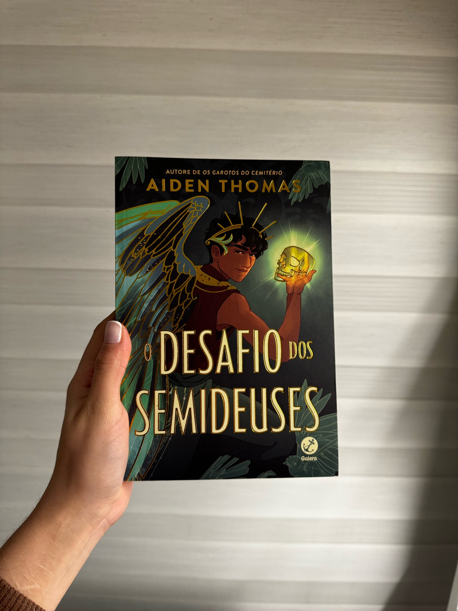 O desafio dos semideuses - Aiden Thomas - 378 páginas 

Avaliação: ainda não tive tempo de ler, mas estou animada!  

Me lembrou Percy Jackson, então tive que comprar!!! 

SINOPSE 
“Dividido entre Ouros e Jades, o Reino de Sol vive em paz desde que elu deu sua vida para confinar os terríveis deuses Obsidianos em prisões celestiais. Mas seu sacrifício não foi suficiente para mantê-los eternamente afastados, então, a cada década, um novo sacrifício deve ser feito.
O Desafio dos Semideuses reúne os dez melhores semideuses para uma competição brutal na qual o vencedor leva luz e vida aos templos de todo o reino, mas é o perdedor que recebe a maior de todas as honras: ser sacrificado em nome de Sol e, com isso, proteger o mundo por mais dez anos.
Filho trans da deusa dos pássaros, Teo tem dezessete anos e não está preocupado com o Desafio, a não ser por sua melhor amiga. Niya é uma semideusa Ouro que, como todos eles, tem grandes chances de ser escolhida para competir por ser mais habilidosa e mais bem treinada. Mas dessa vez Sol surpreende ao selecionar dois Jades... e Teo é um deles.
Como um Jade, Teo não tem nem as habilidades, nem o treinamento dos Ouros, então precisará descobrir como sobreviver às provações mortais do Desafio — mesmo que isso implique em aceitar partes de si mesmo que precisou reprimir.”

#LTKover50style #LTKgiftguide #LTKstyletip