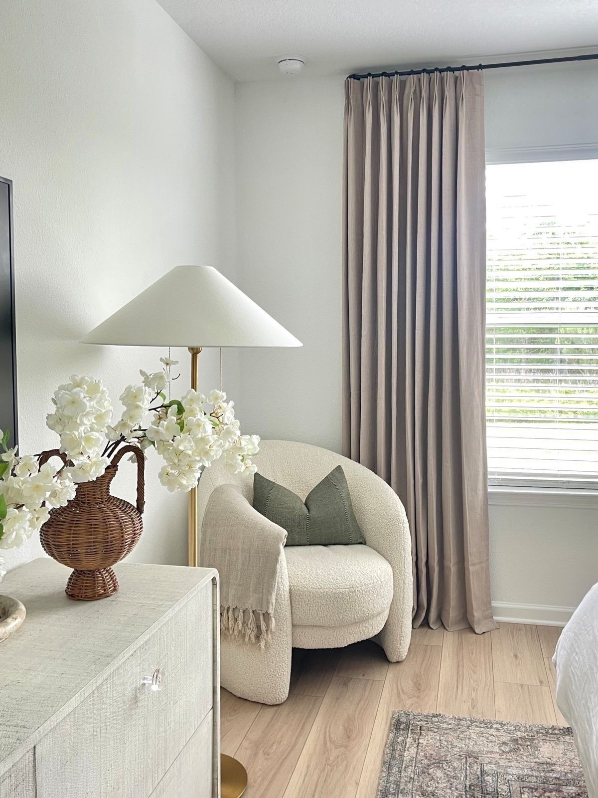 The best Amazon linen blend pinch pleat curtains in my bedroom!!

Bedroom decor, home decor, corner chair, boucle chair, green pillow, cherry blossoms, floor lamp

#LTKHome #LTKSaleAlert #LTKMothersDay