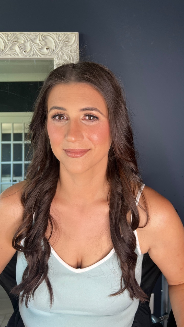 Loved glamming this beautiful mama and giving her the soft bronzey bridal guest look she deserved 🩷
•
Exact products linked in bio ✨ 
Planning a girls night, date night, special event, or bachelorette weekend in Charleston? 💃Tap the link in my bio to fill out my inquiry form + secure your date 💄 

#charlestonmakeupartist #charlestonmua #charlestonweddingmakeup