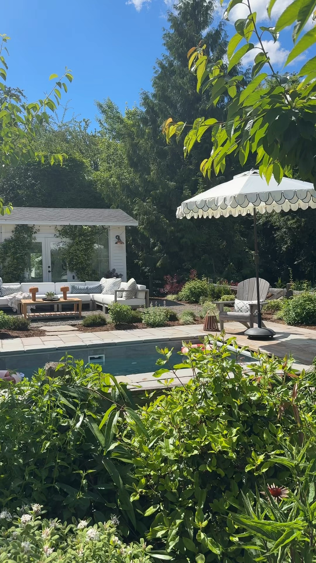 Pool area looking 💯 gave it a good refresh with some @Wayfair goodies and this might be the best this area has ever looked. If you need a pool area refresh, check out everything I used below!! #wishyouwerehere #outdoor #Wayfair #Ad #WayfairPartner