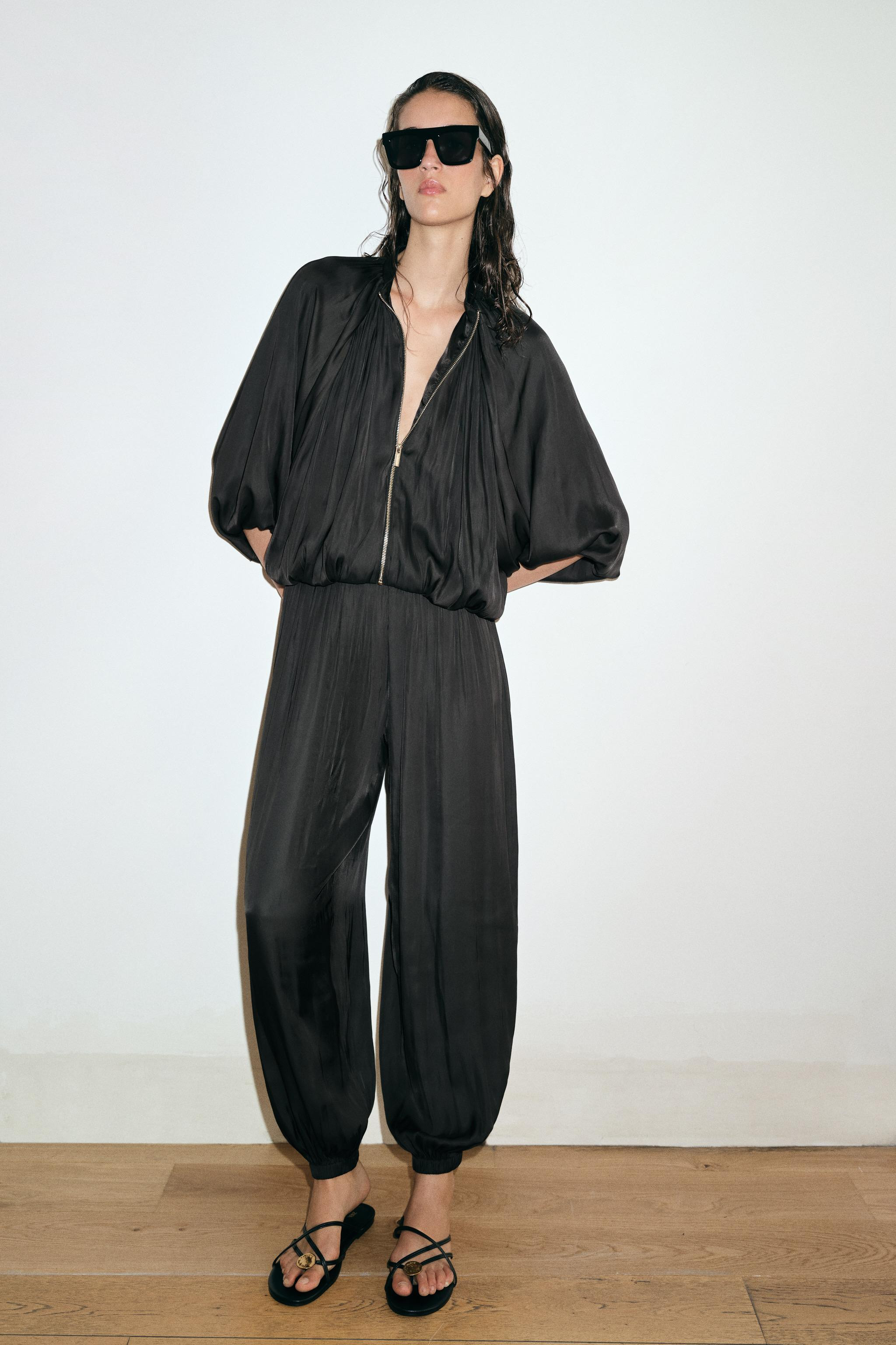 Gr\u00f6\u00dfe des Models: 183 cmFlie\u00dfend geschnittene Hose mit mittelhohem Bund. Pumphosen... | Zara DE