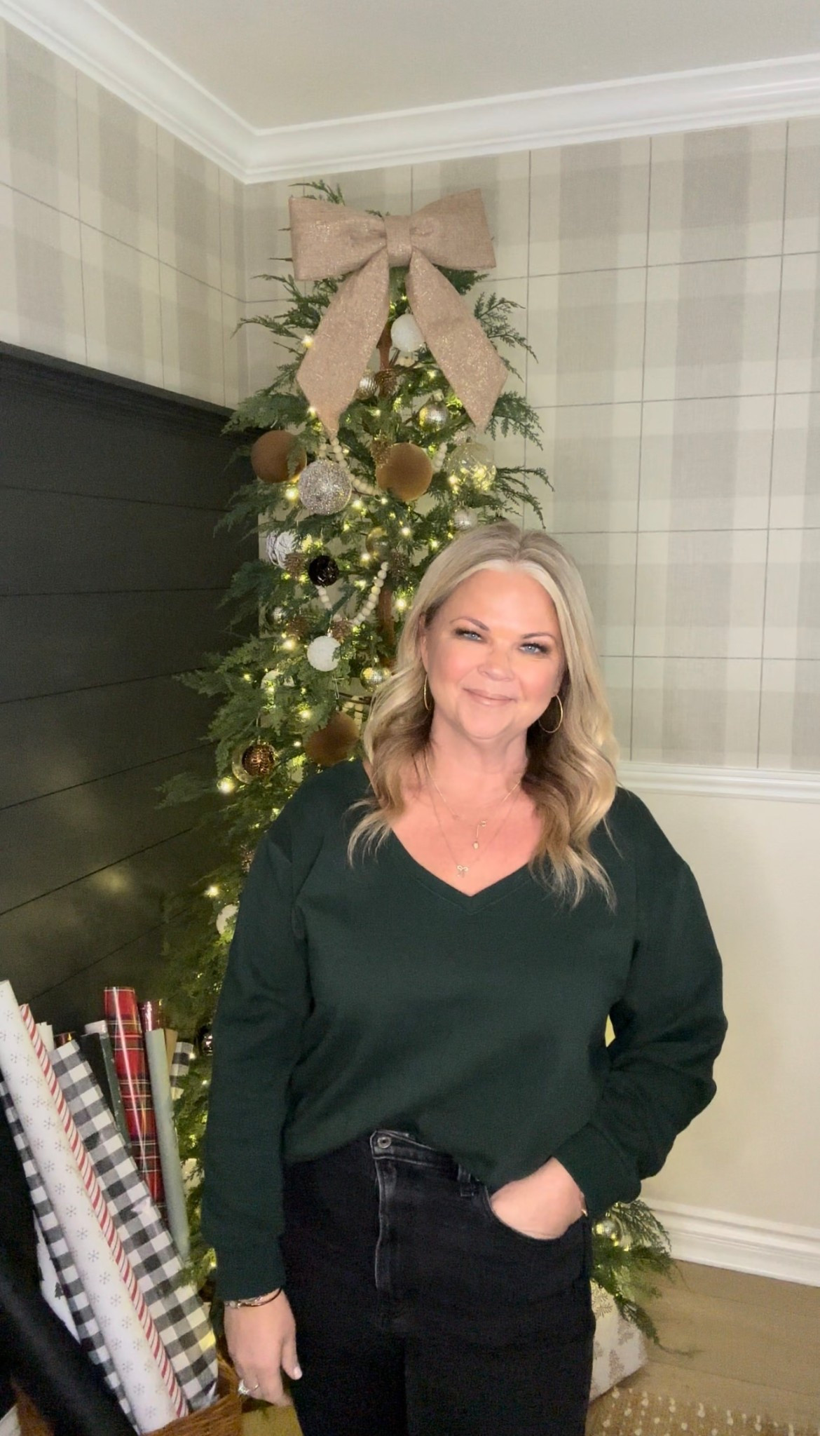 This green cozy sweatshirt is perfect for the Season! Wearing a M🎄

#LTKSeasonal #LTKOver40 #LTKHoliday
